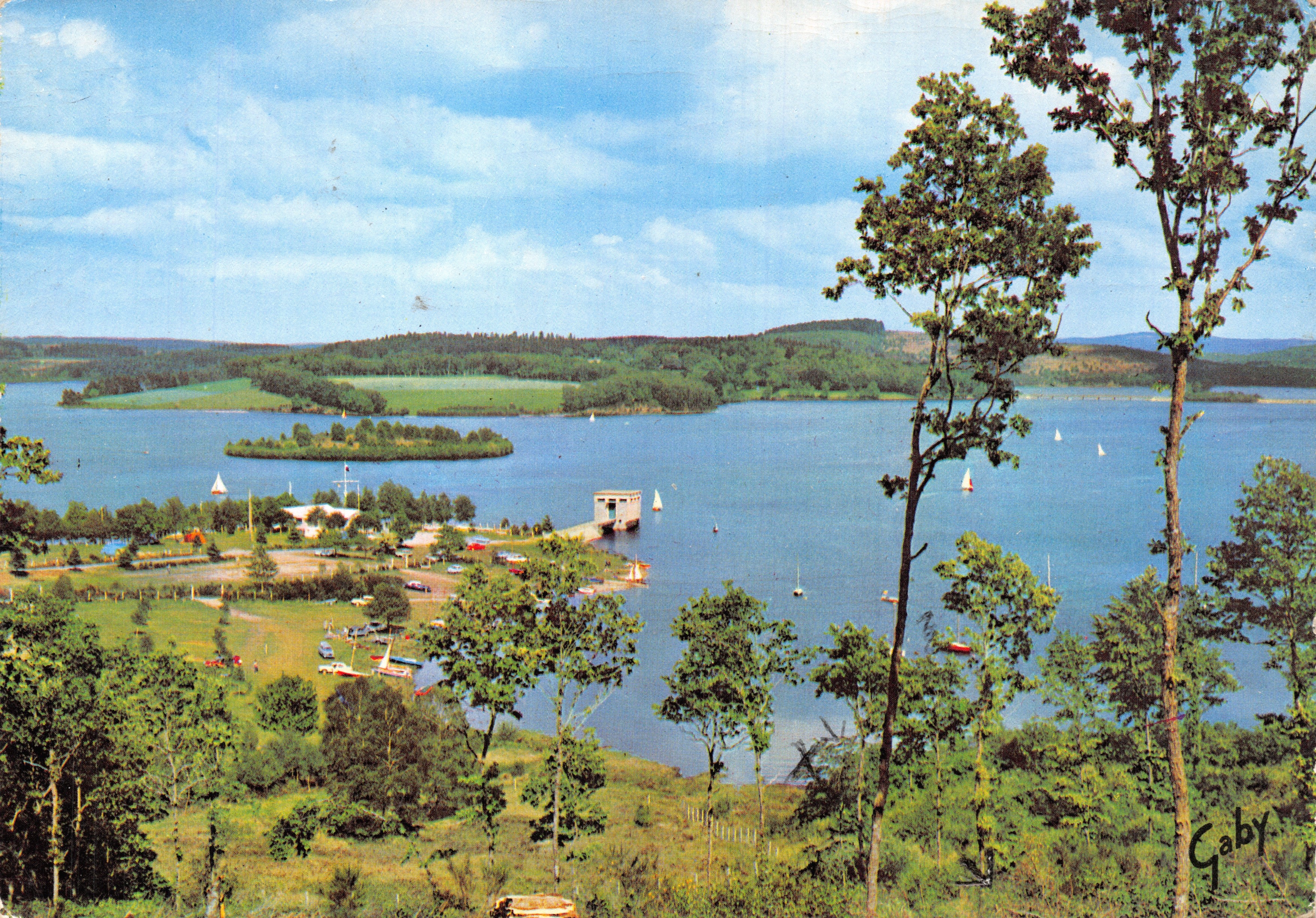 Lac de Vassivière — Base nautique du T.C.F. et prise d'eau — éditeur GABYCOLOR
