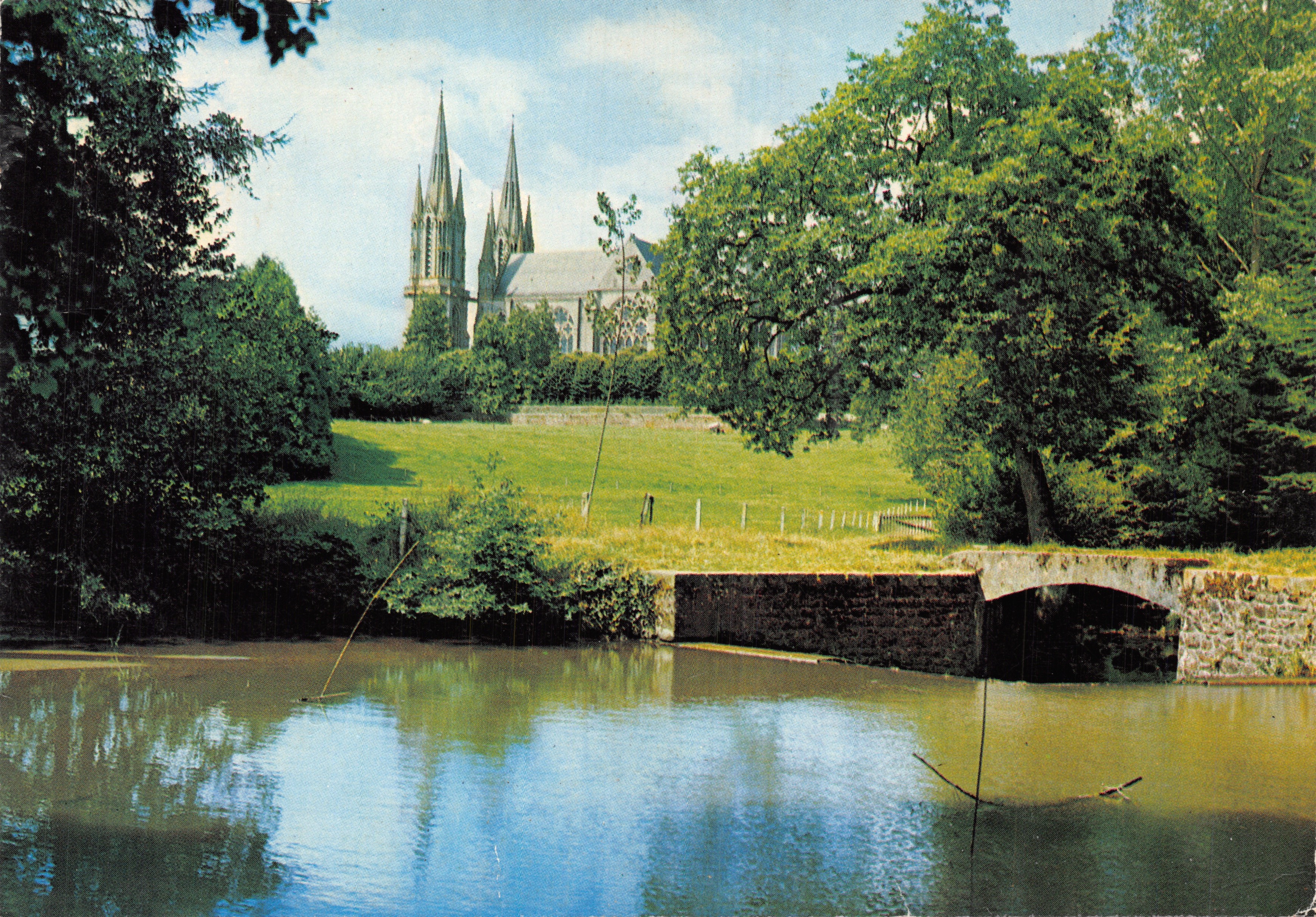 Pontmain (Mayenne) — la Basilique et l'étang avec pont — éditeur ARTAUD Frères