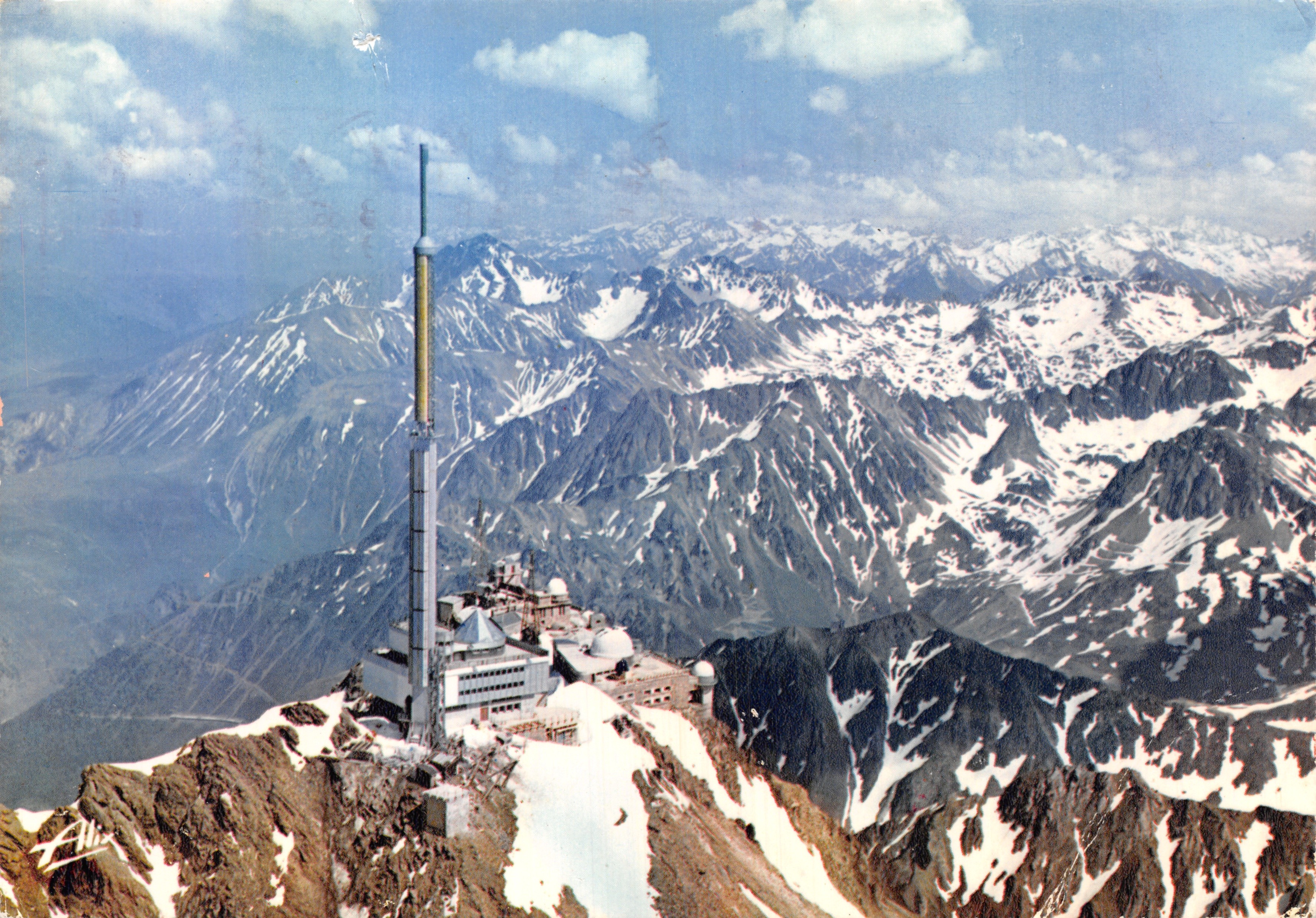 Luchtfoto van het Observatorium van de Pic du Midi de Bigorre (2.877 m) en de O.R.T.F.-relaisantenne — Gedrukt door Combier Drukker in Mâcon, n° 3 PP 00 0103