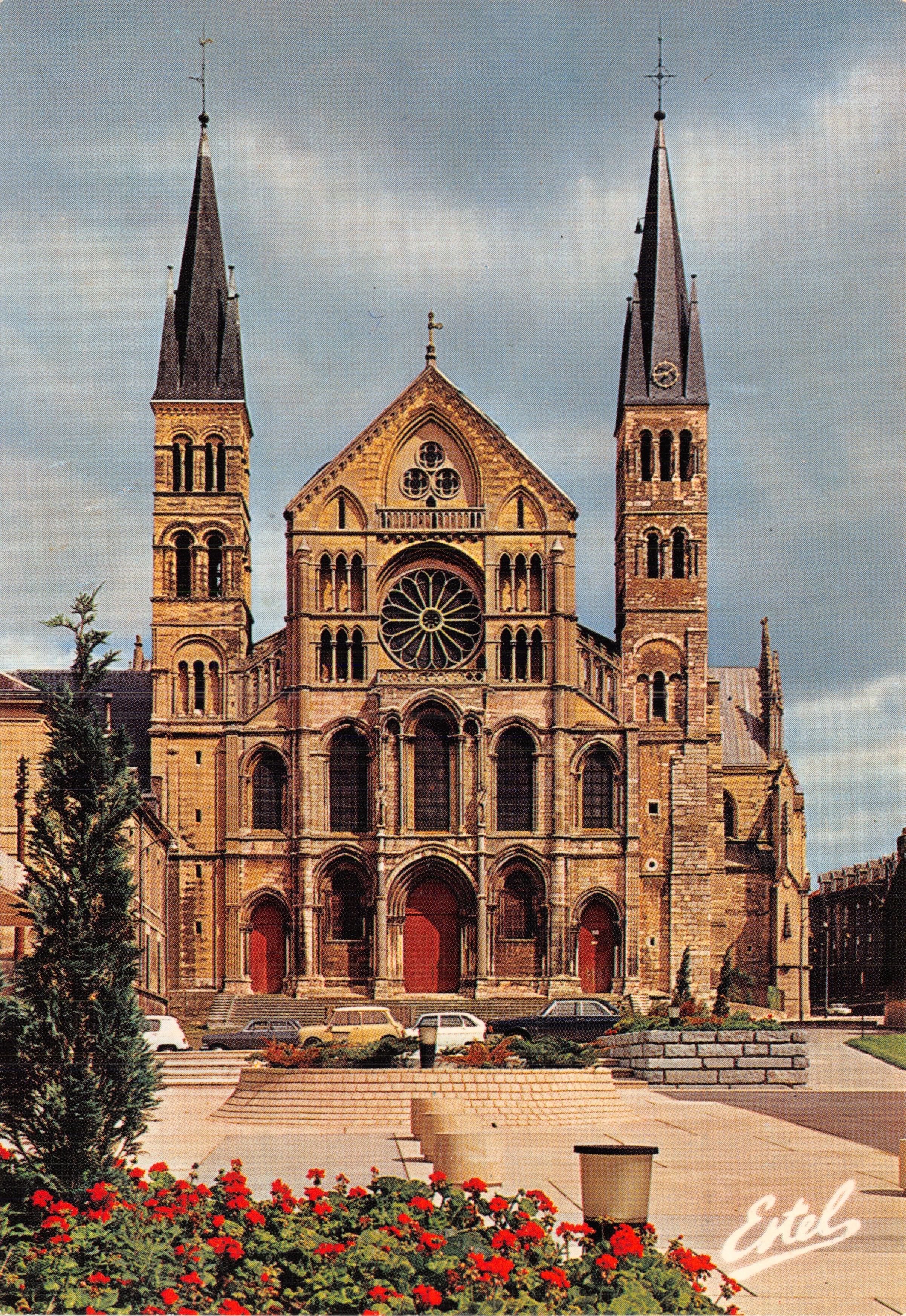 Abadía de Saint-Rémi — fachada gótica con vidriera y dos torres — editor ESTEL