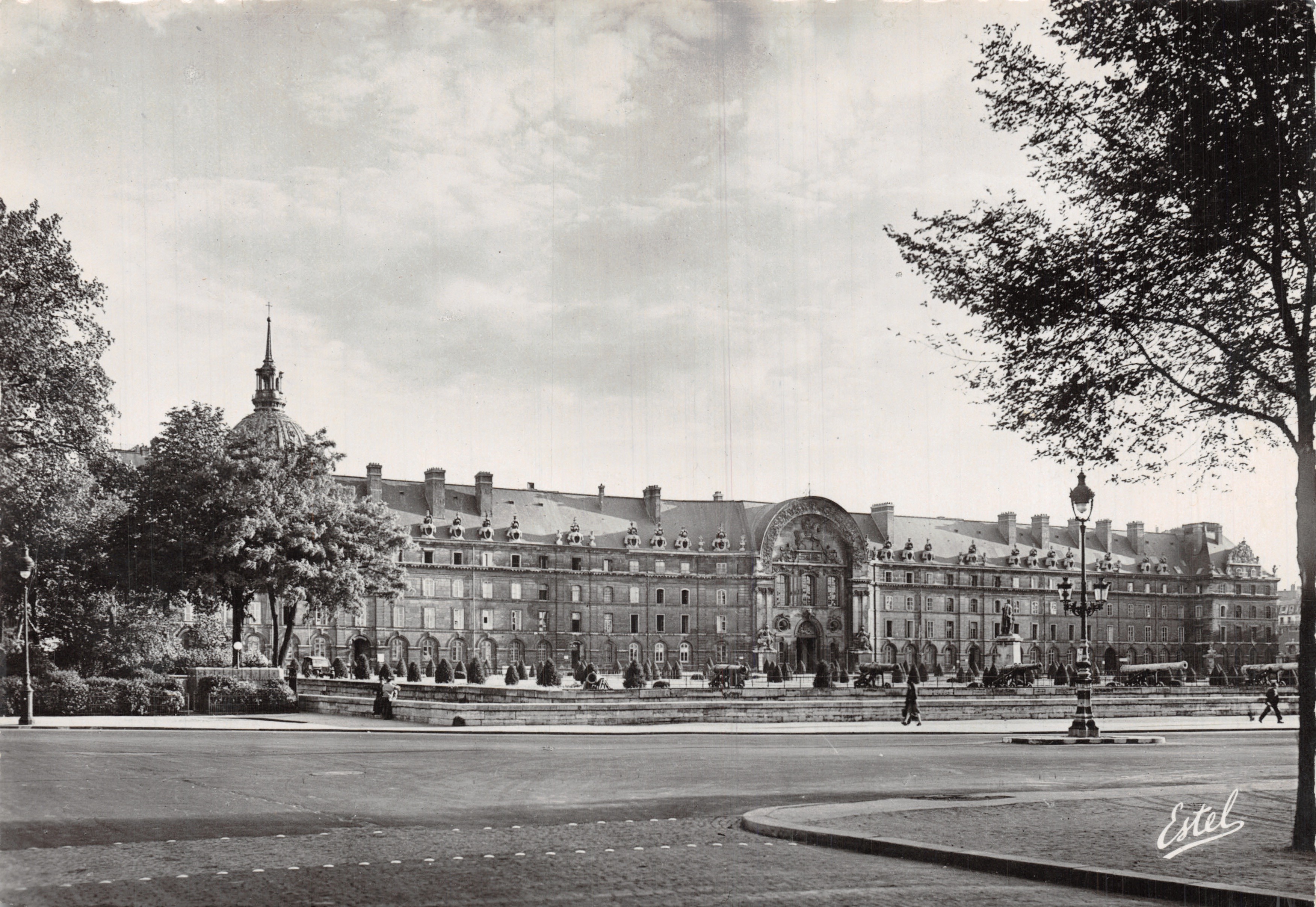 Paris - Les Invalides — façade sur l'esplanade avec statue du Prince Eugène de Beauharnais et canons anciens — Éditeur Estel