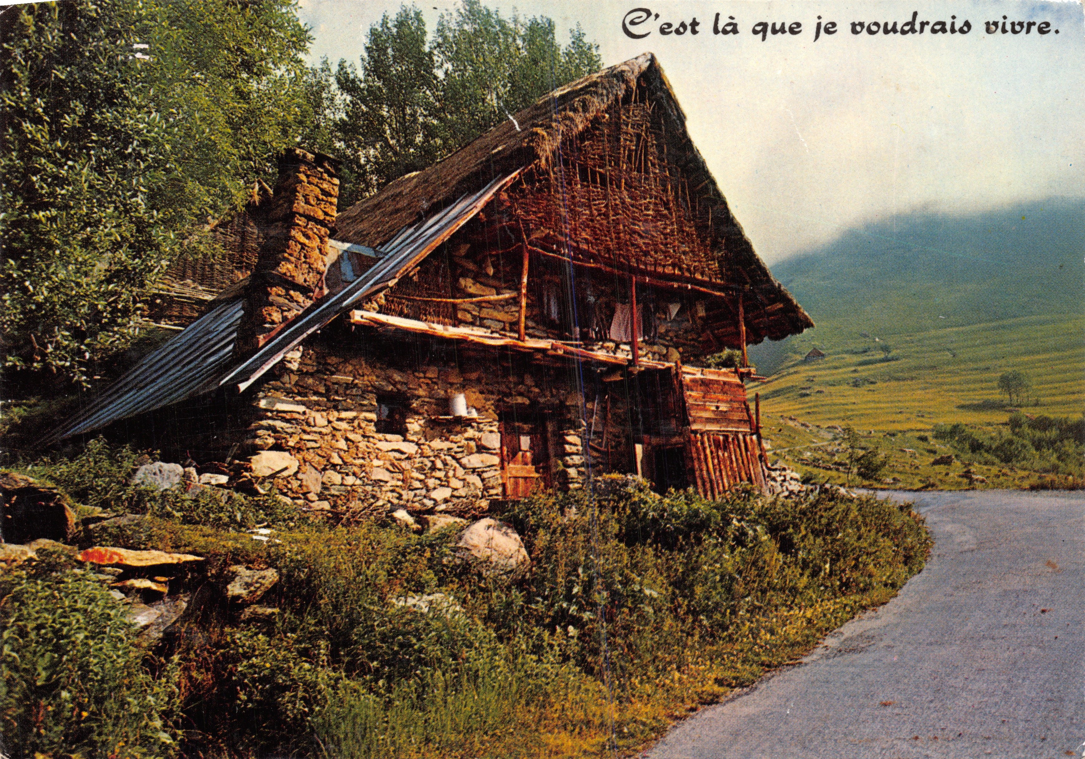 Maison en pierre à toit de chaume — vue de montagne — Éditions I. CELLARD