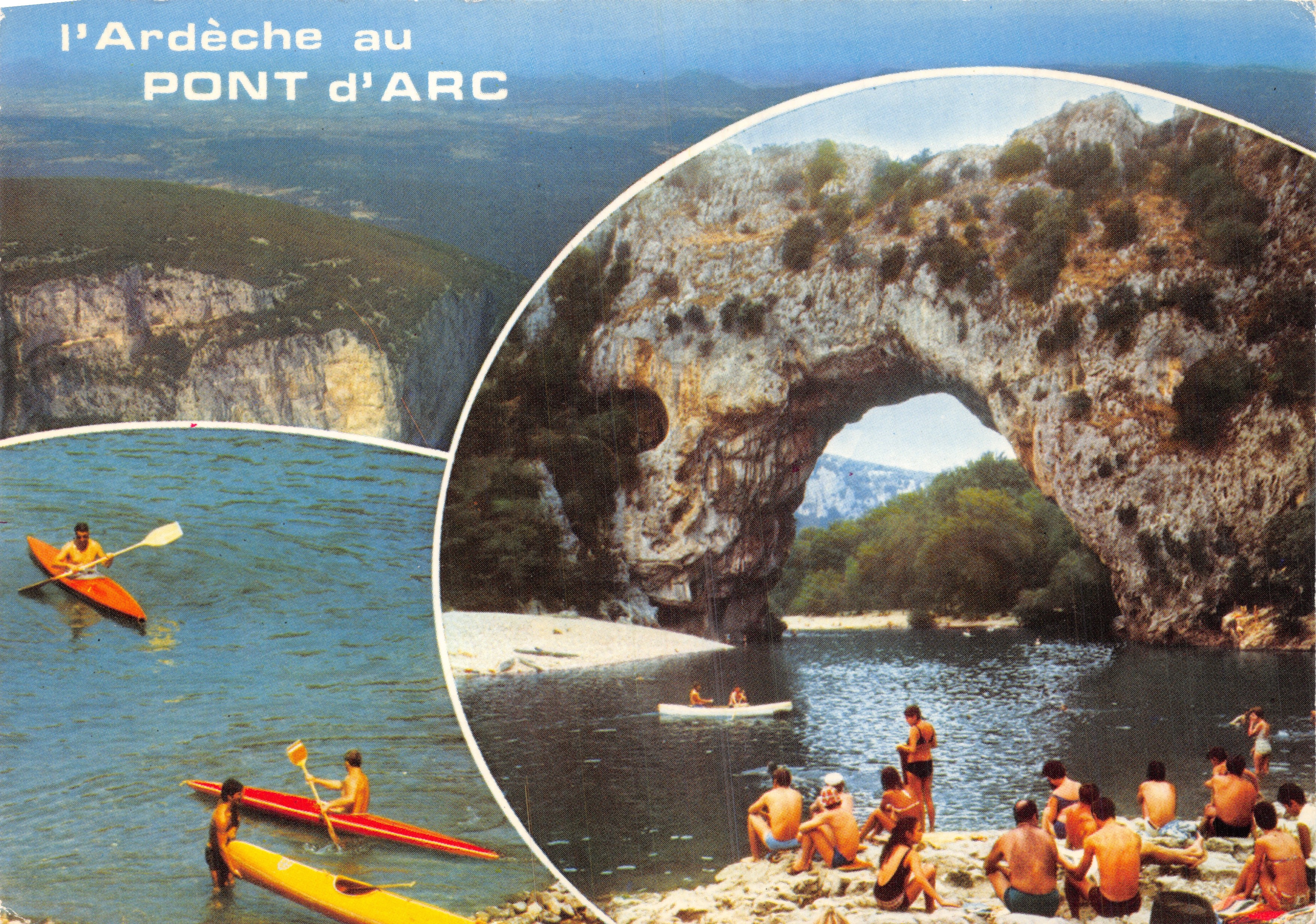 De Ardèche bij de PONT D'ARC — uitzicht op de natuurlijke brug en kajakkers — Éditions J. CELLARD