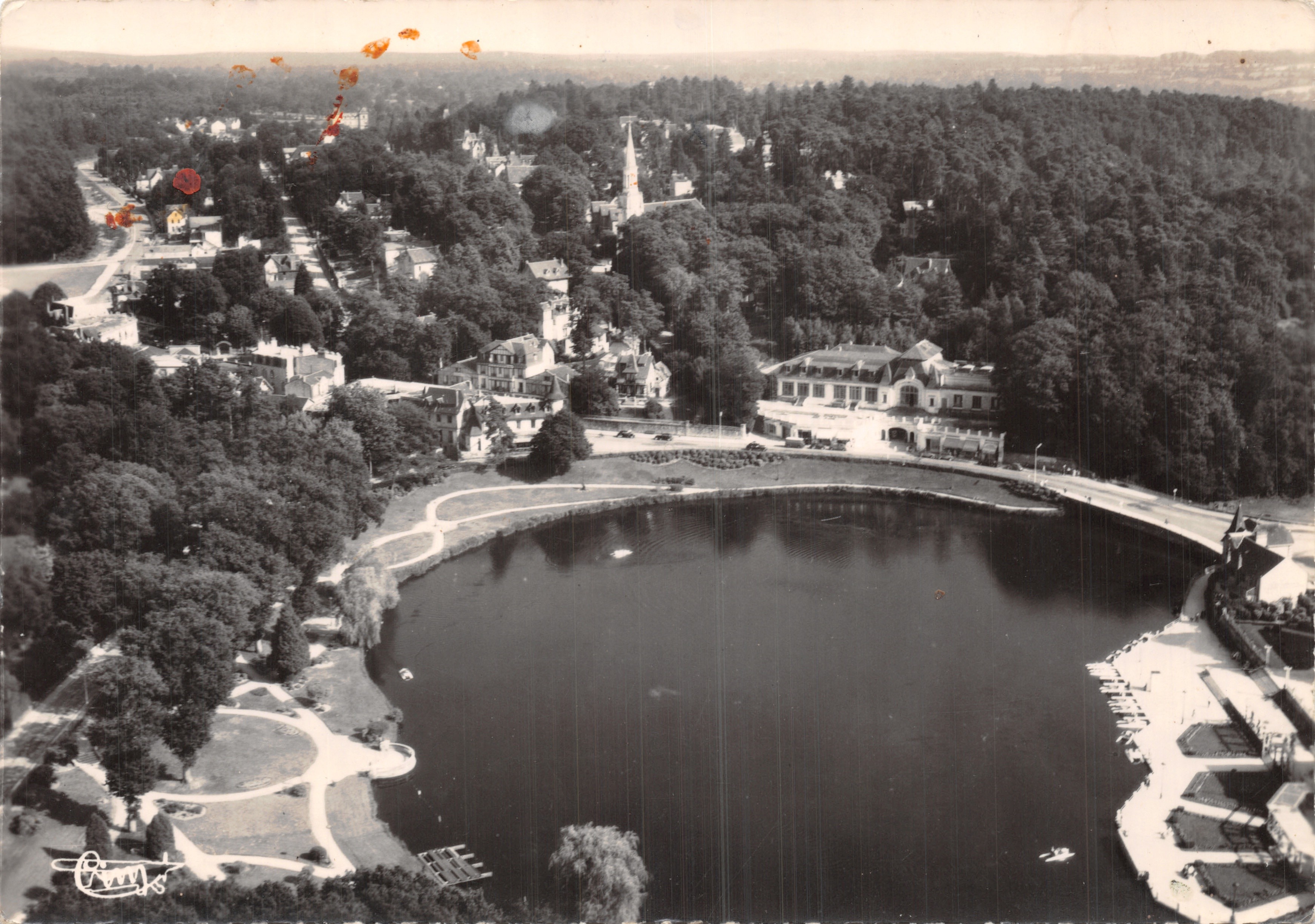 Bagnols-de-l'Orne — Vista aérea del Casino des Thermes — Éditions Aériennes Combier