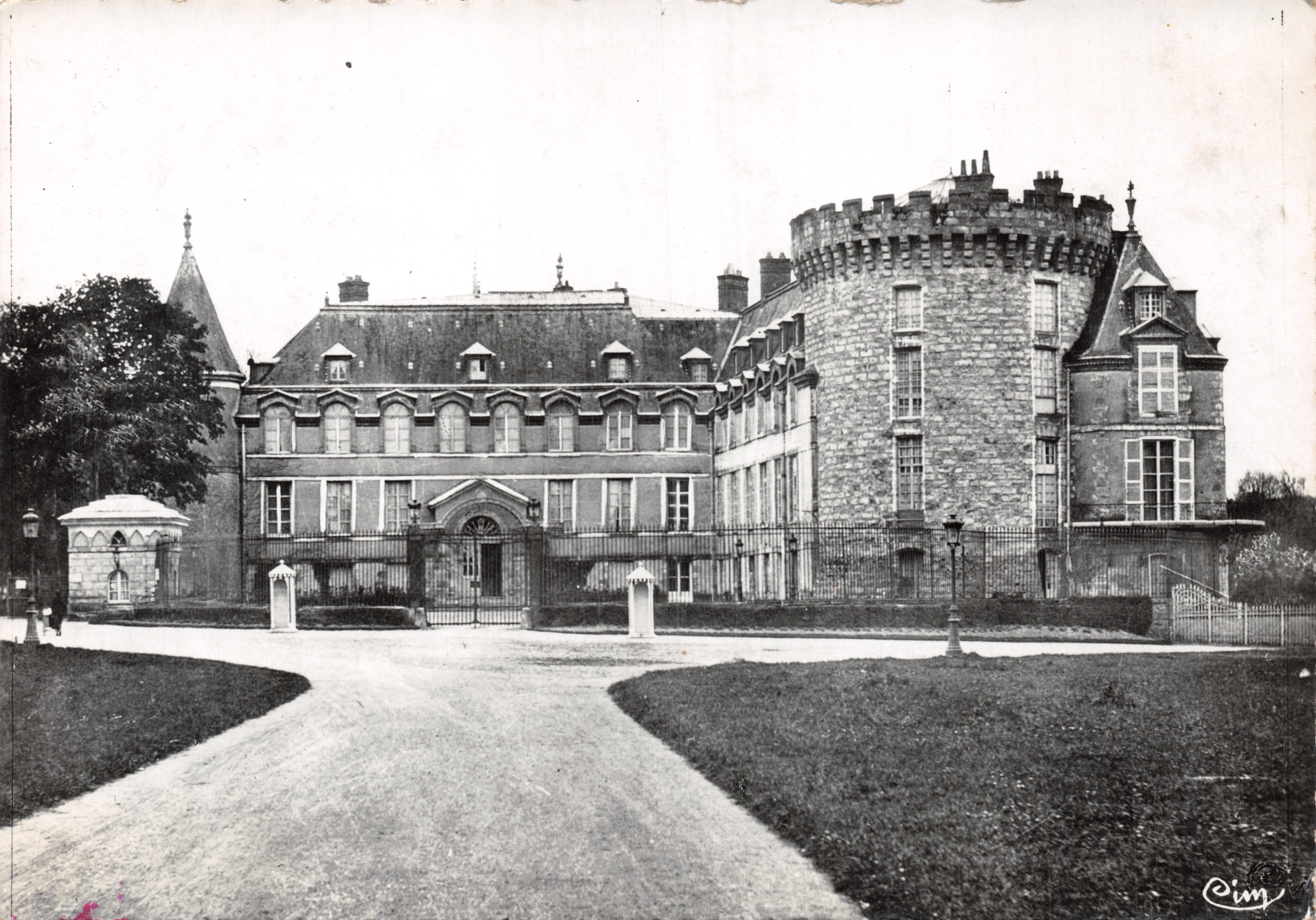 Château de Rambouillet — Main Tower — Entrance — Publisher: Call. F. Restier — Print. Maçon