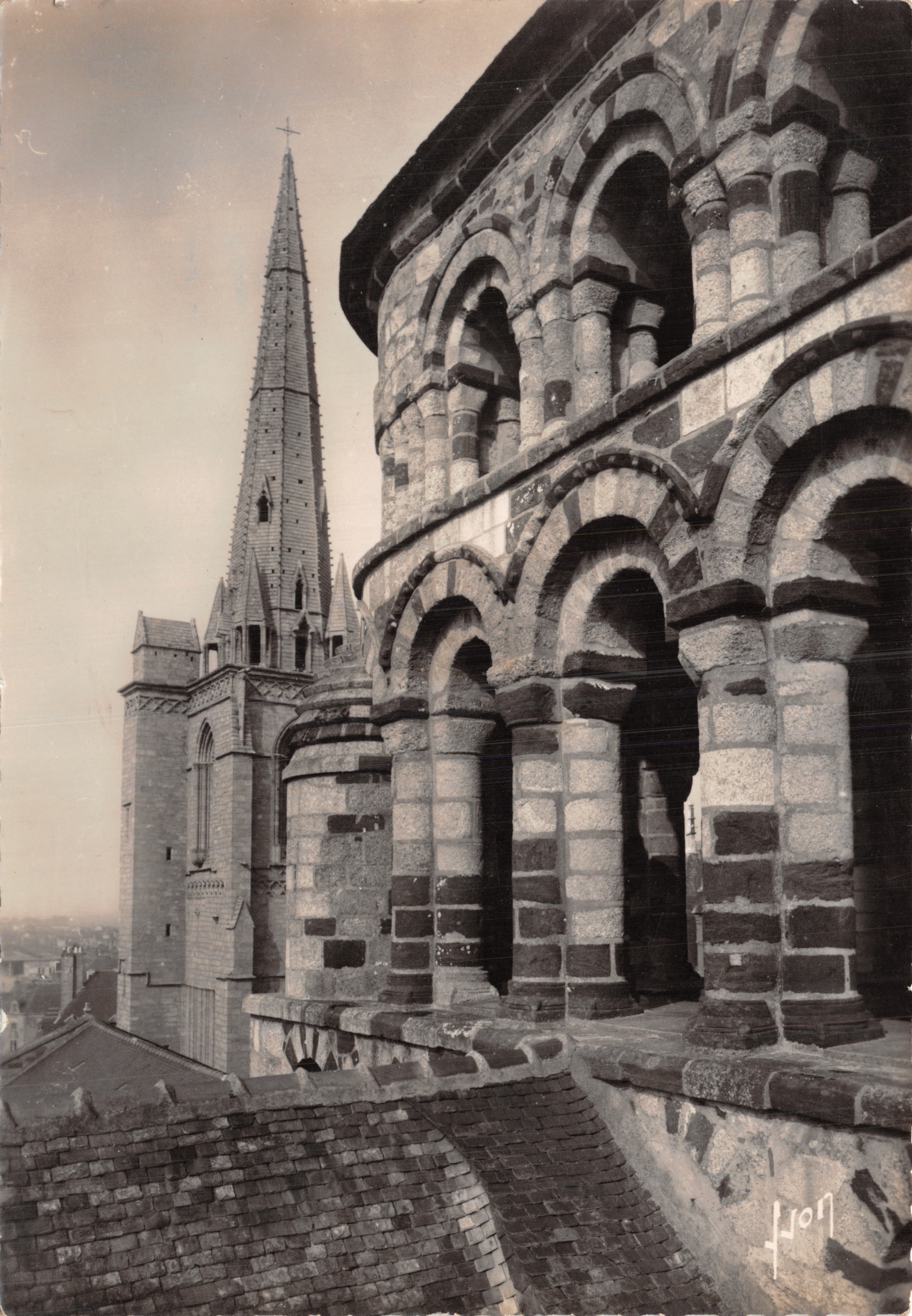Redon (Ille-et-Vilaine) — torre románica (siglo XII) y torre gótica (siglo XIV) de la Iglesia de Saint-Sauveur — Éditions d'Art, Paris