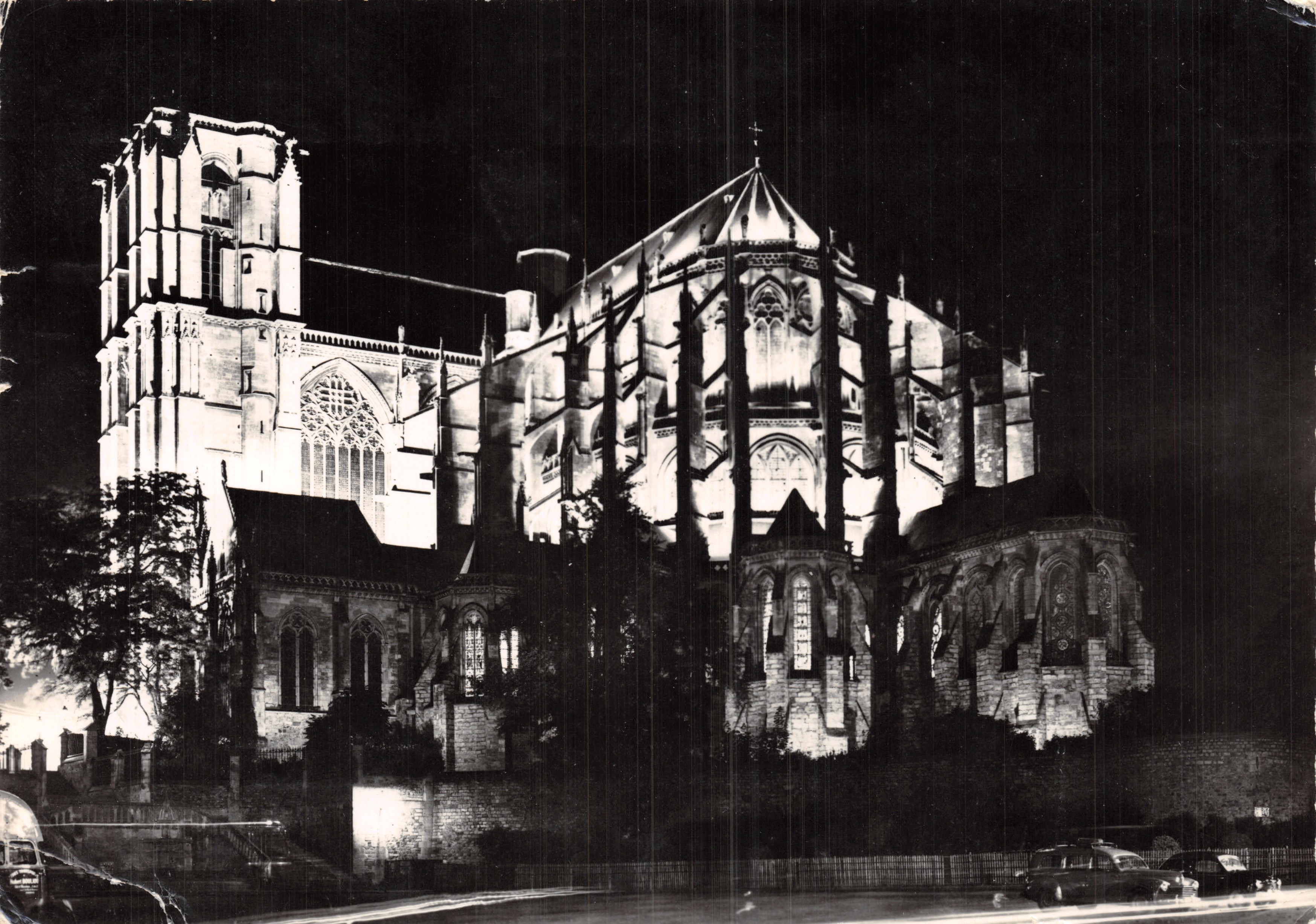 Le Mans — Vista de la Catedral Saint-Julien iluminada — Reproducción fotográfica de A. Dolleau
