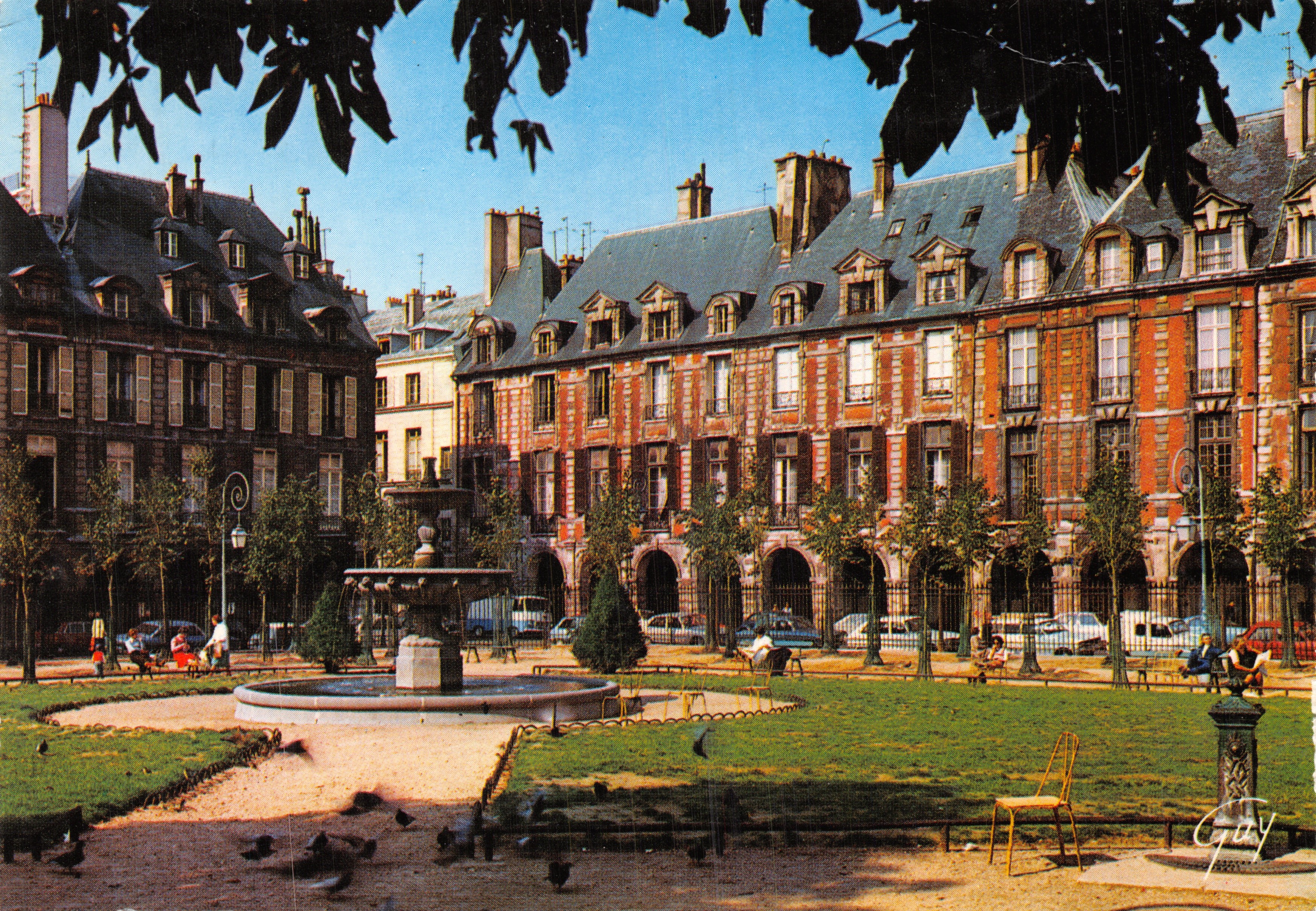 Place des Vosges — vue des arcades — Éditions GUY