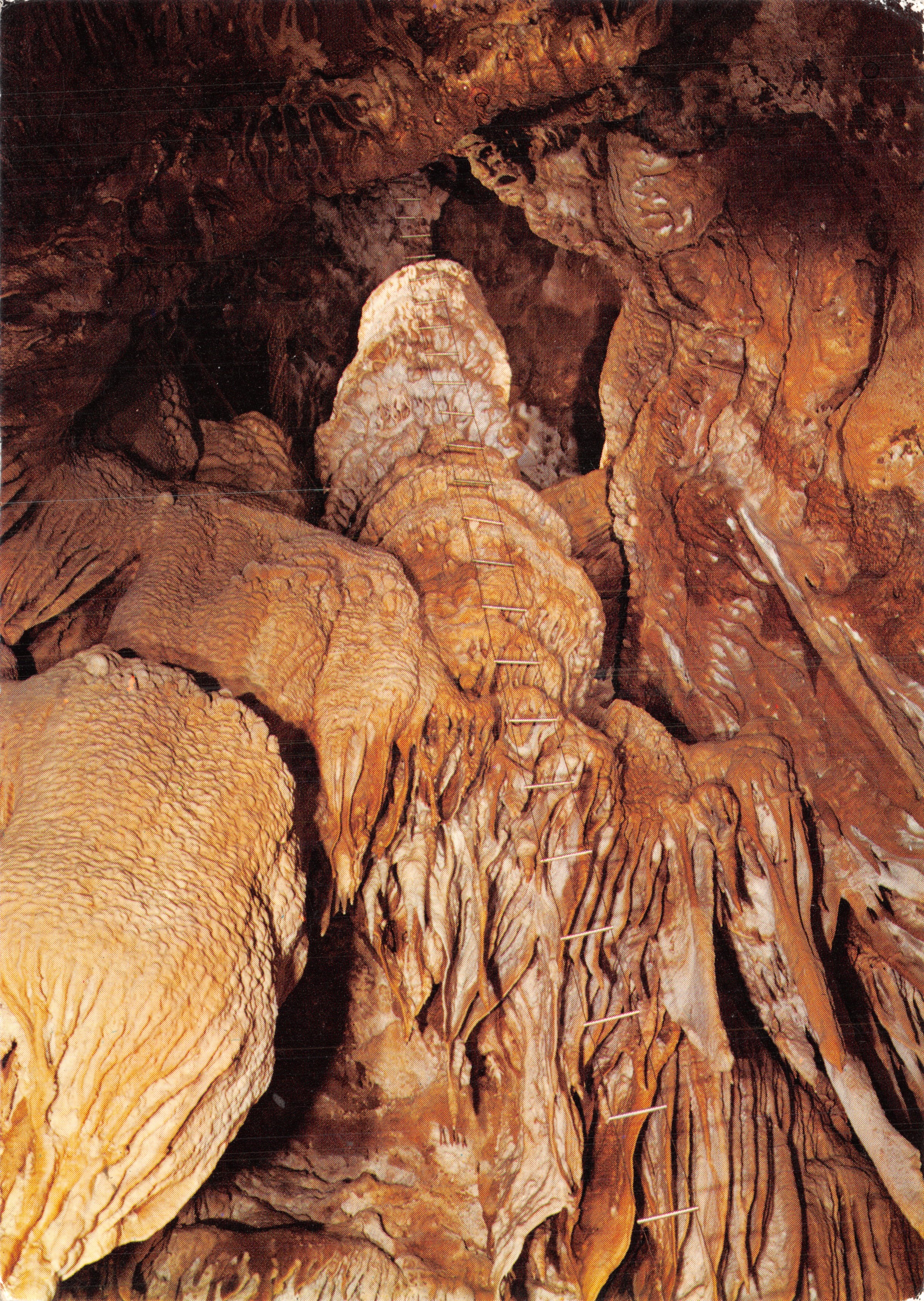 Aven Grotte Marzal — vista interior de la cavidad con escalera — Éditions du Lioncolor