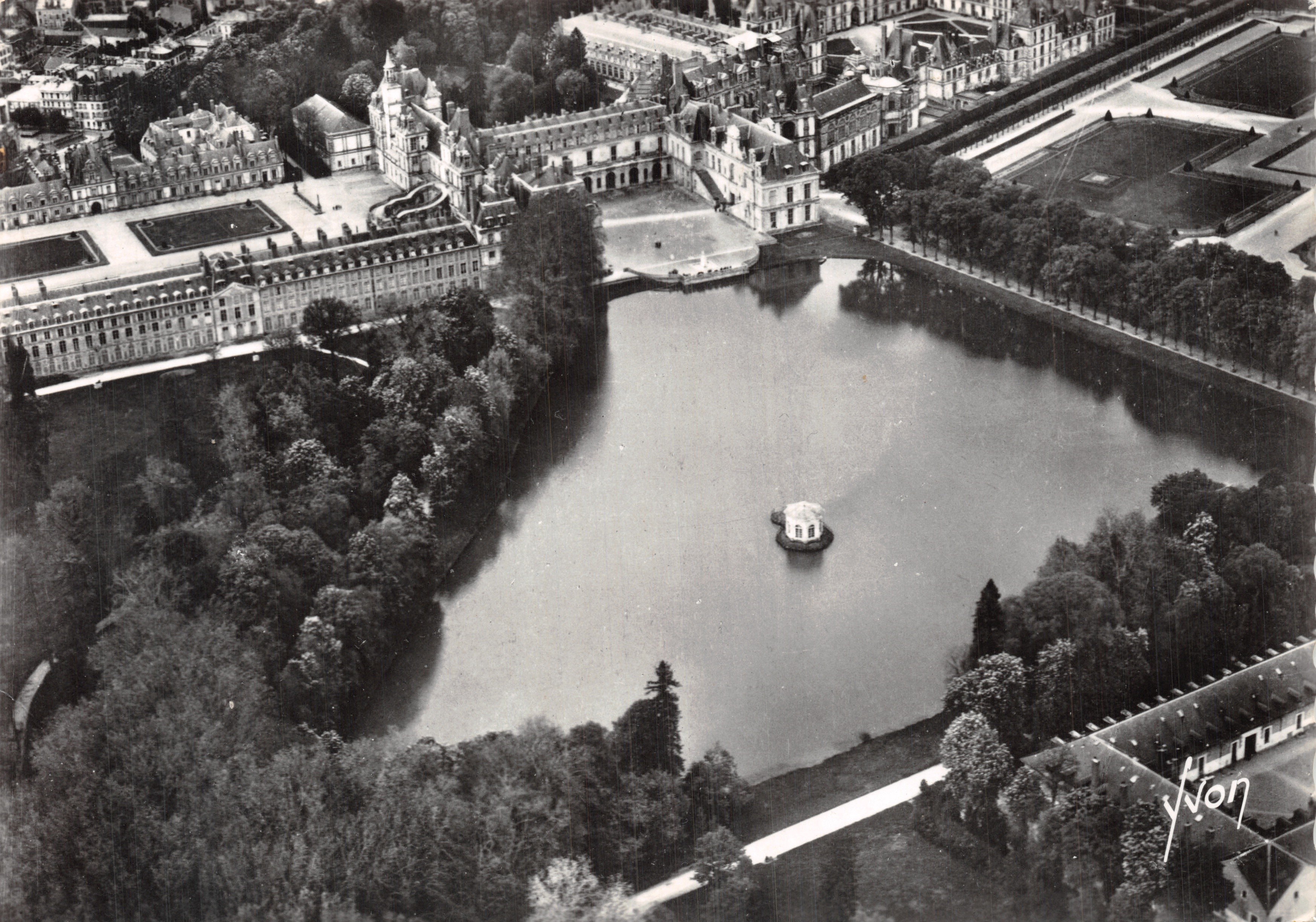 Fontainebleau — Der Karpfenteich und das Schloss — Yvon