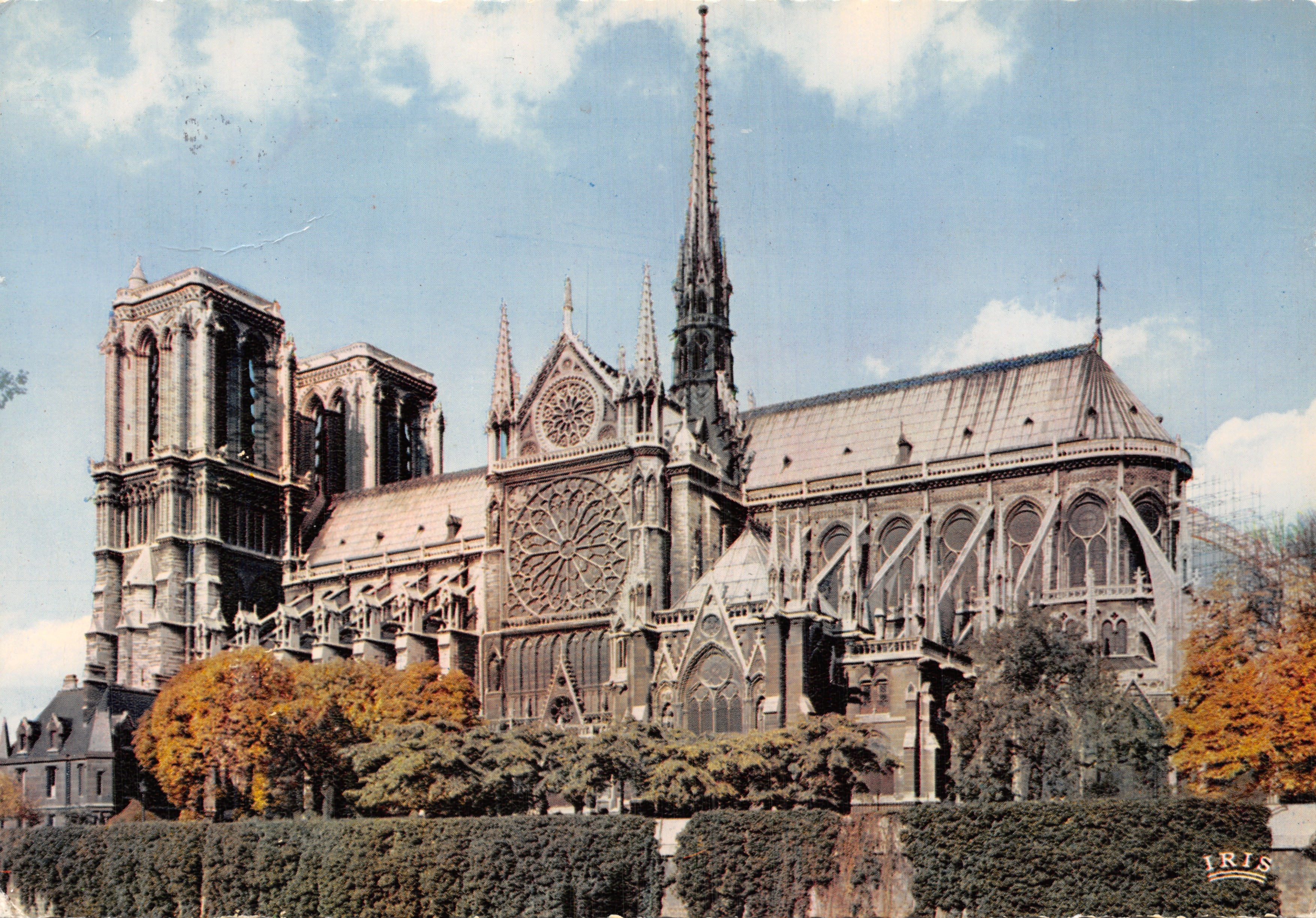 Notre-Dame de Paris — vue de la façade ouest avec la rosace et les tours — éditeur IRIS