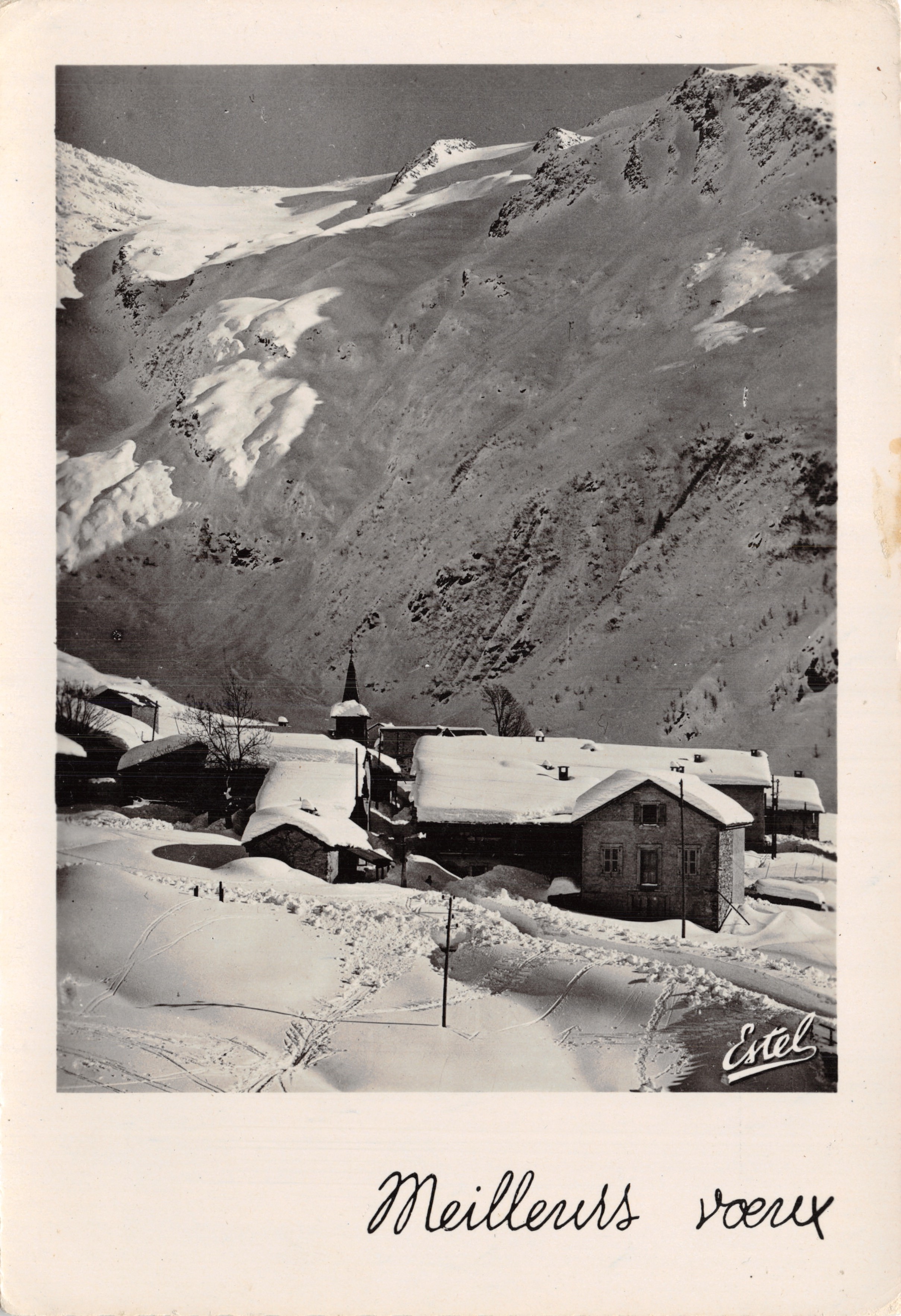 Goede wensen — sneeuwbedekte dorp in de Alpen — Estel