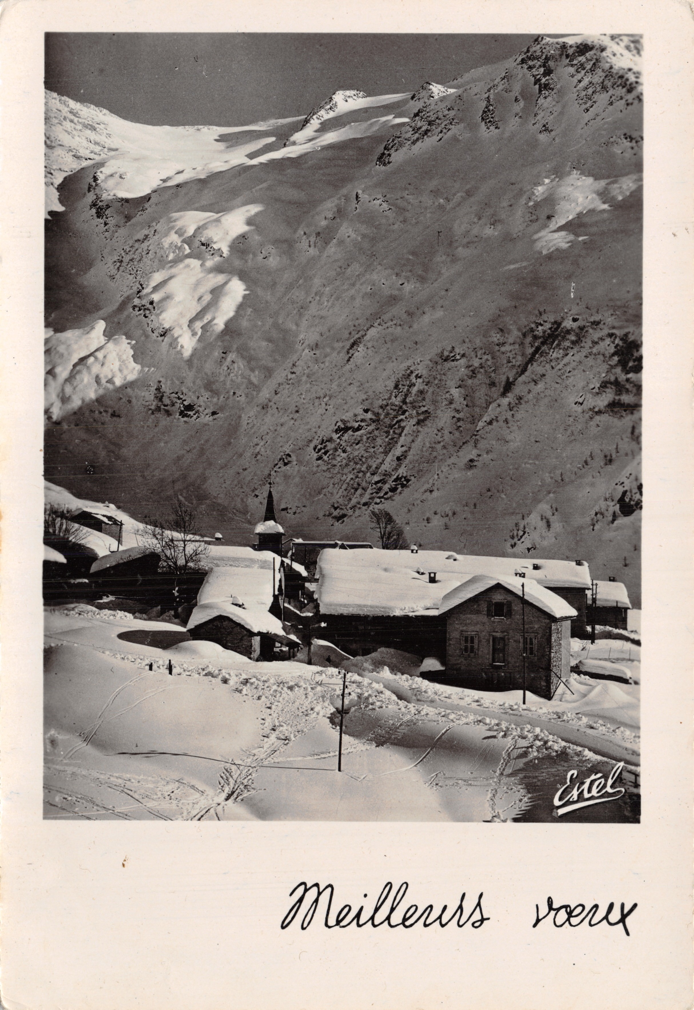 Village enneigé — vue de montagne avec église — Estel