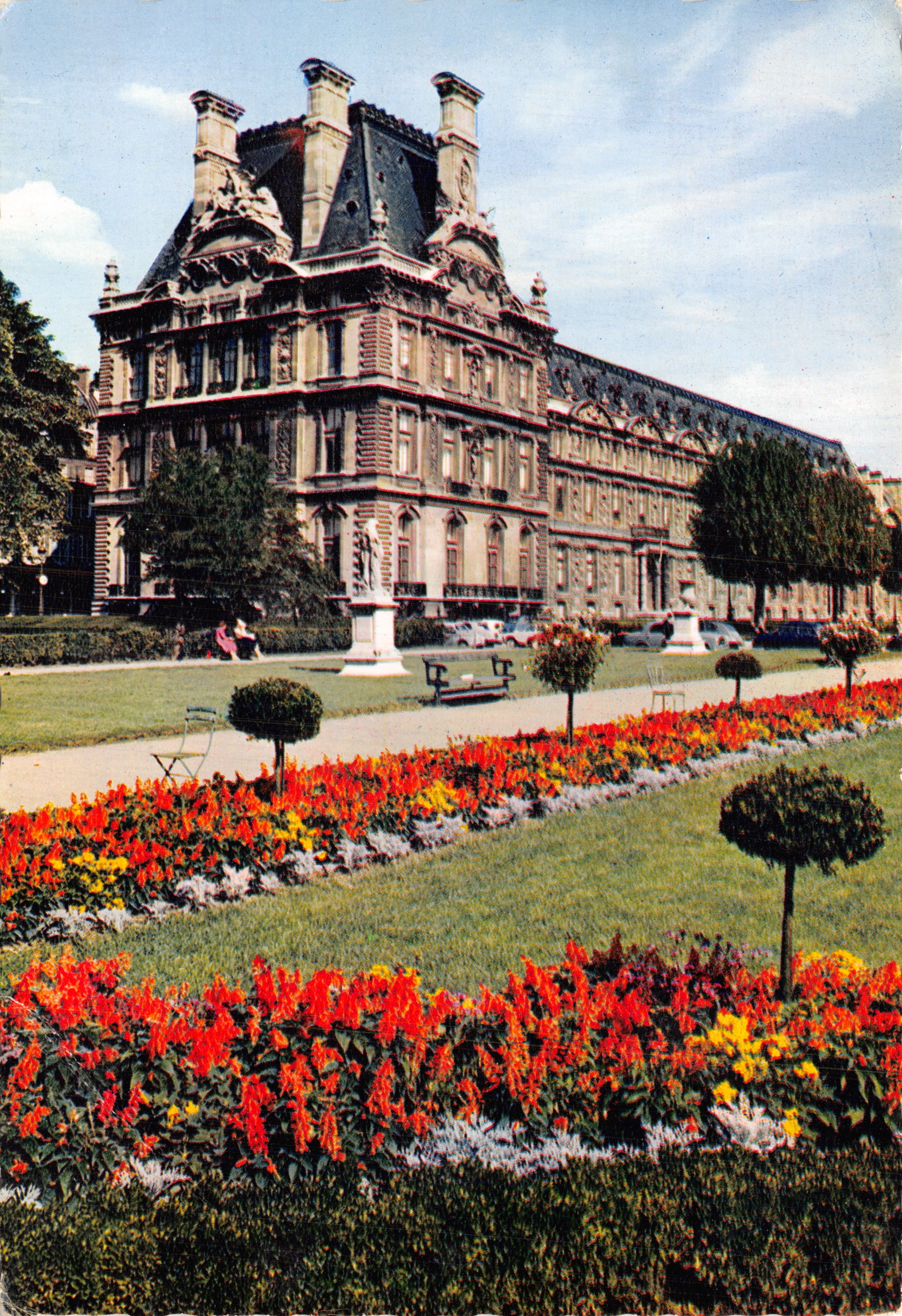 Le Louvre — jardin orné de fleurs et statues — Éditions Greff