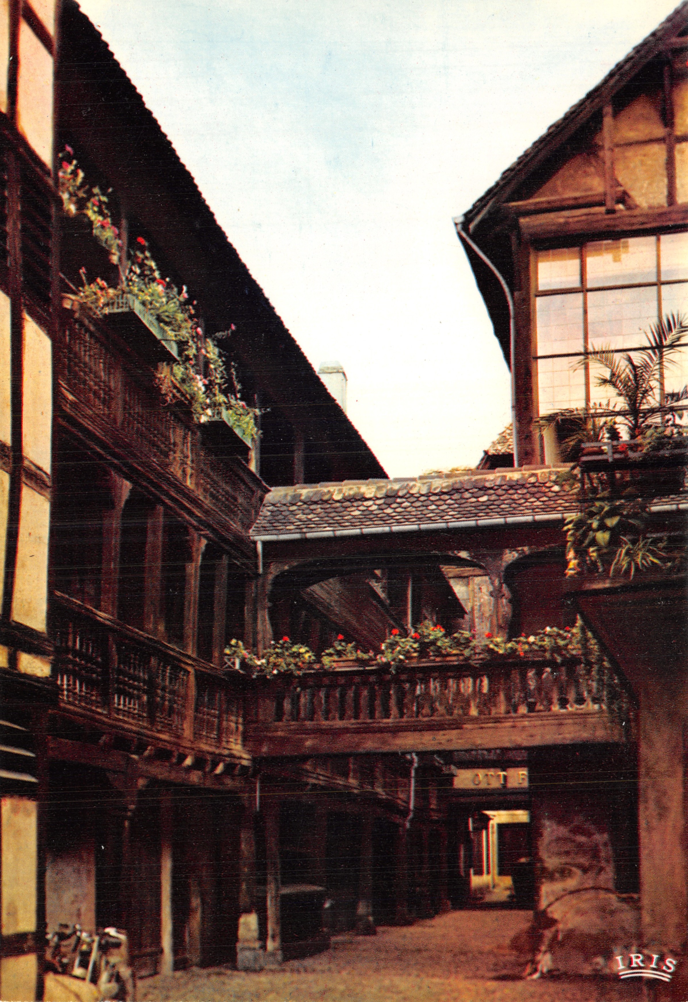 Strasbourg - Ancienne Hostellerie du Corbeau — Galeries de bois desservant les chambres — Éditions "La Cigogne"