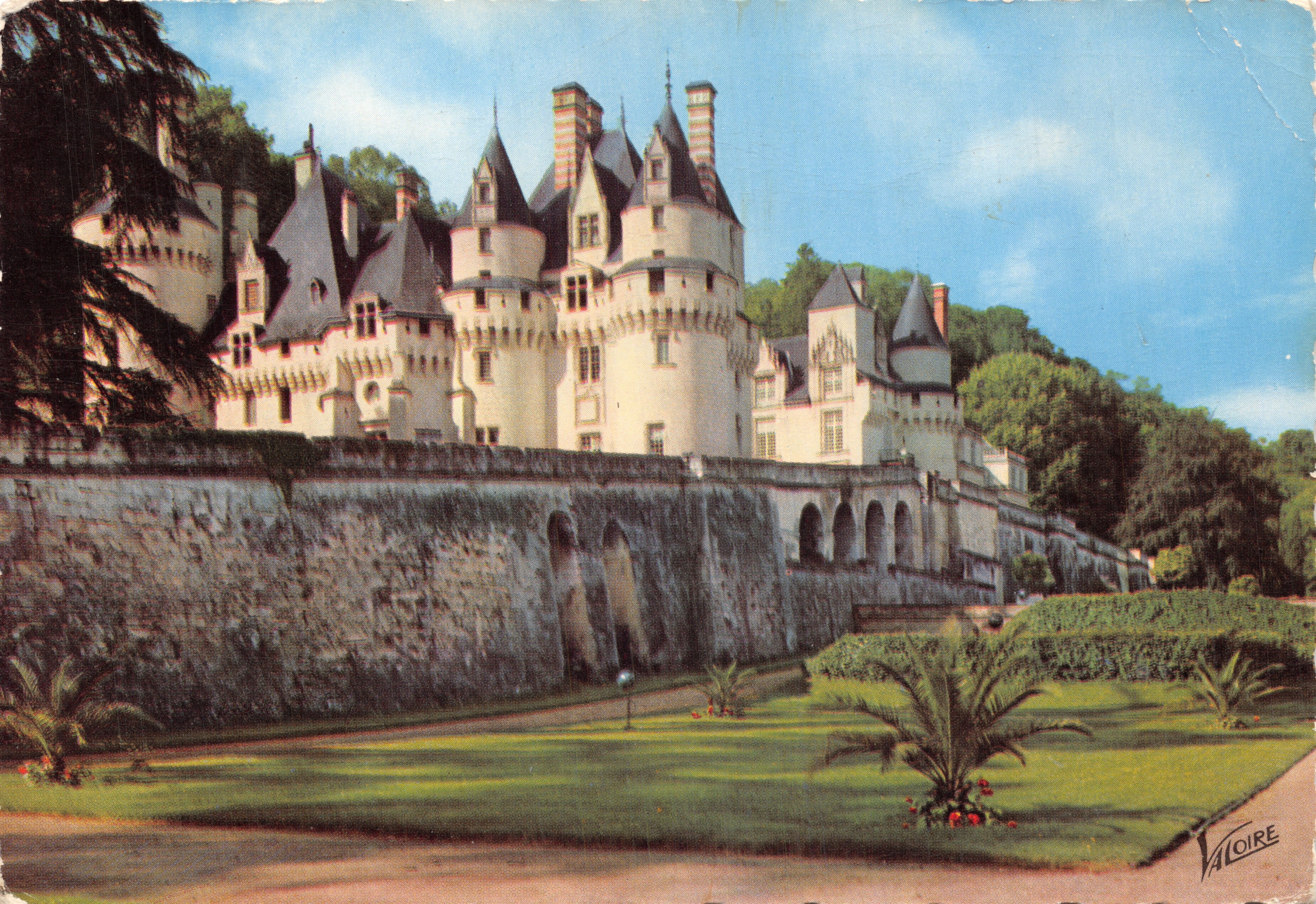 Castillo de Rigny-Usse — vista del castillo renacentista sobre su muro de defensa — editor VALOIRE