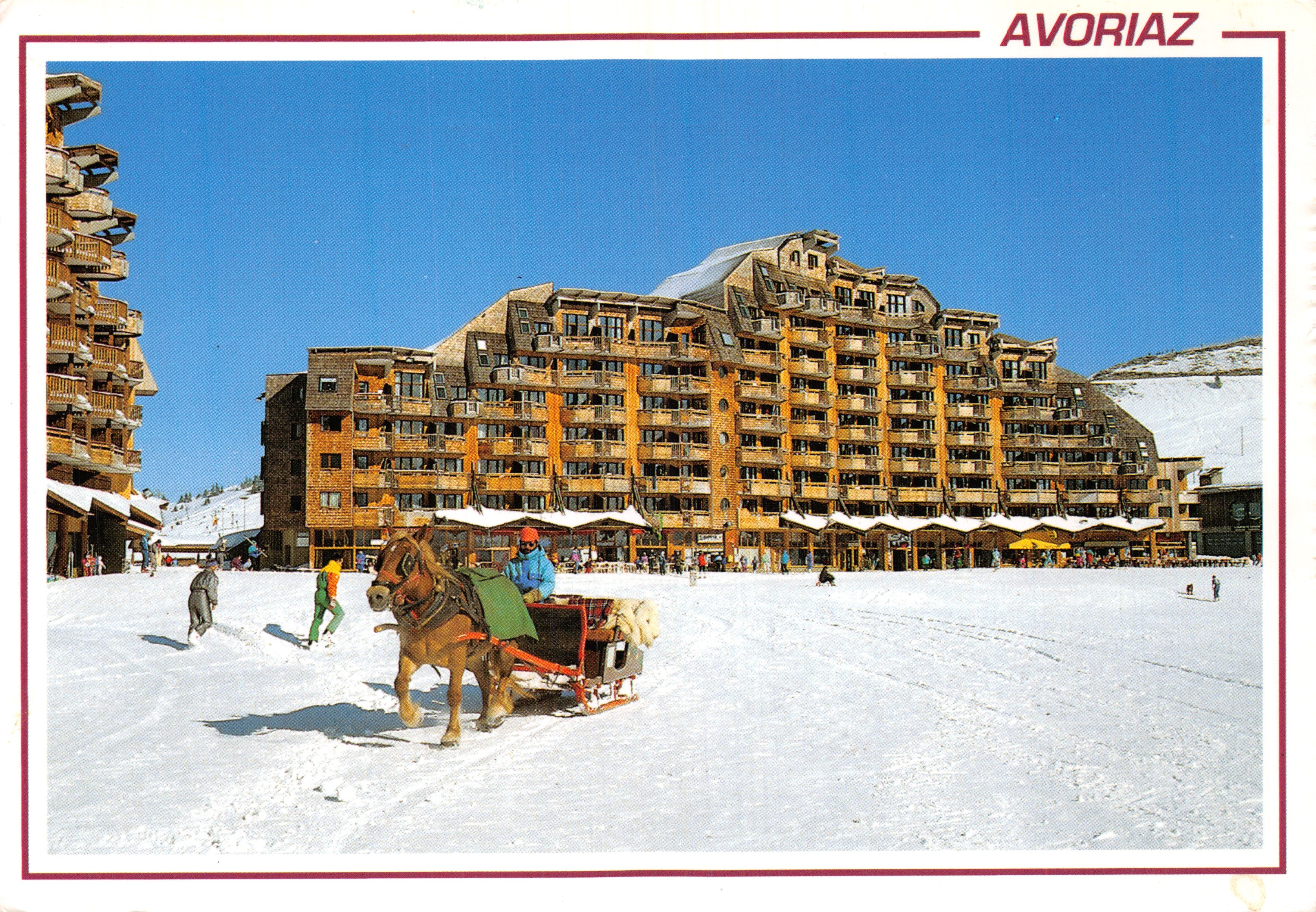Avoriaz — station de ski avec hôtel en bois — éditeur SECA 367