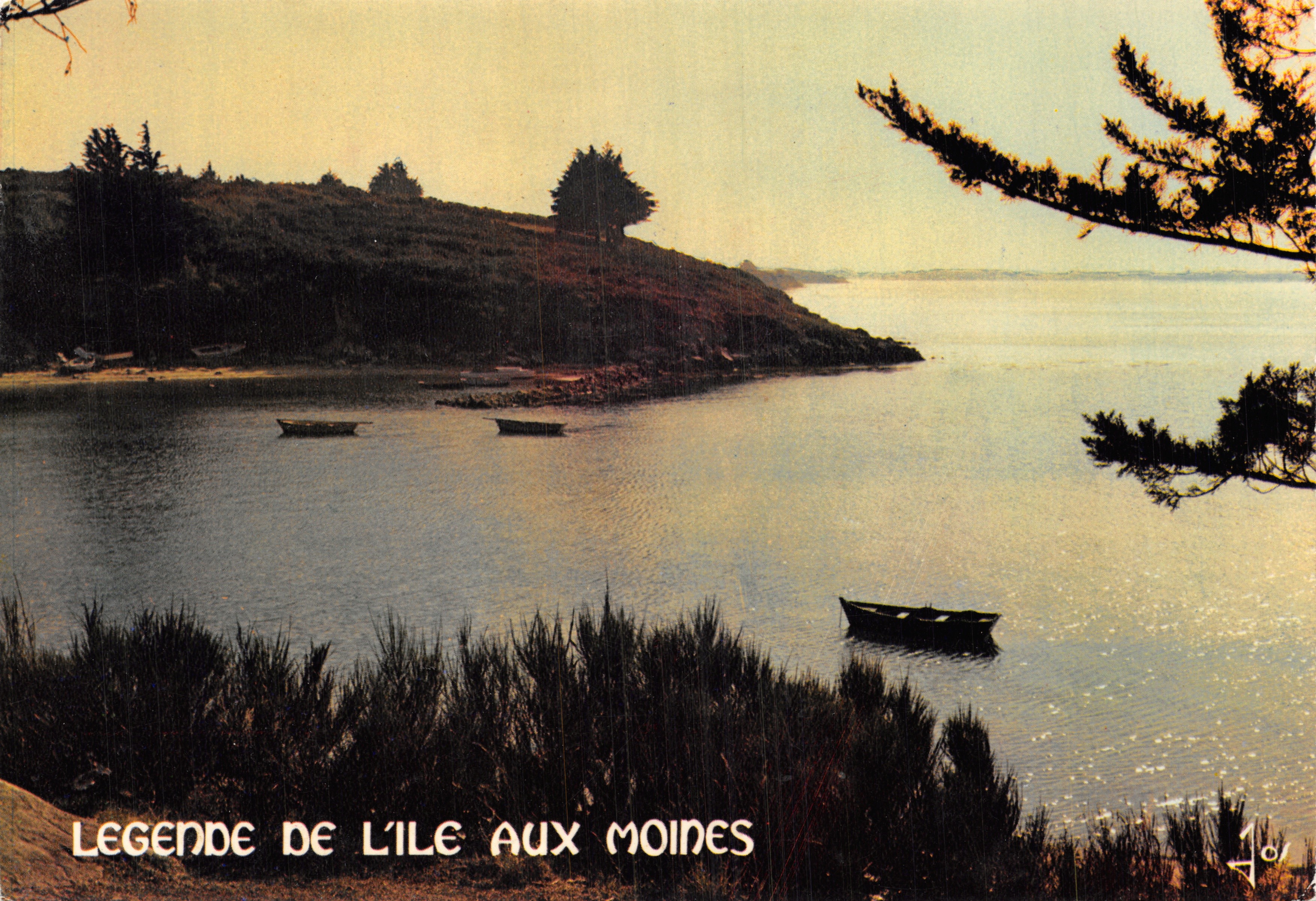 Légende de l'Île aux Moines — vue du lac avec trois bateaux — Éditions d'Art JOS