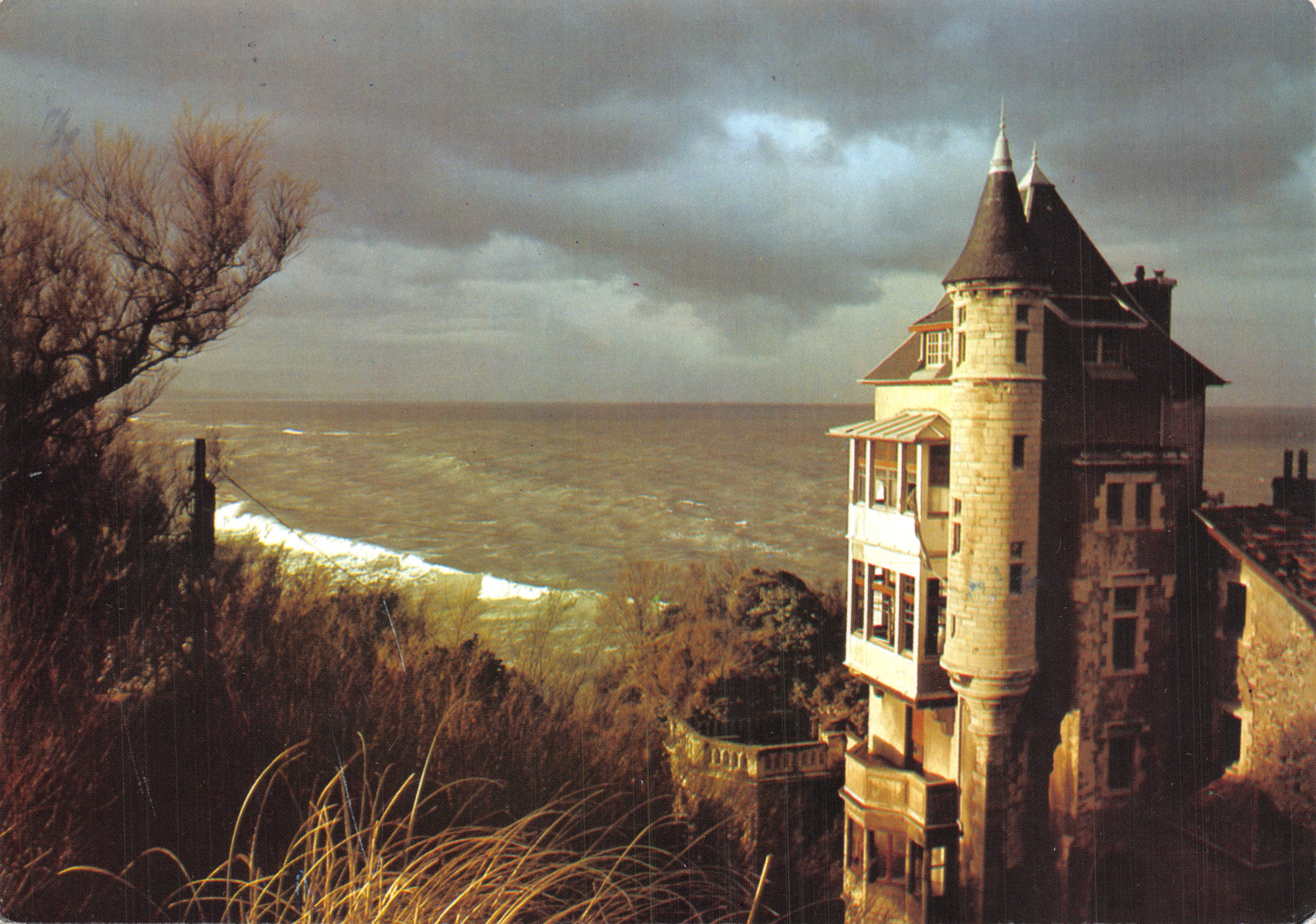 Côte basque — Puesta de sol sobre la villa Belza y la playa de los Bascos — IMAGES DE FRANCE, editor « COMPA-CARTERIE »