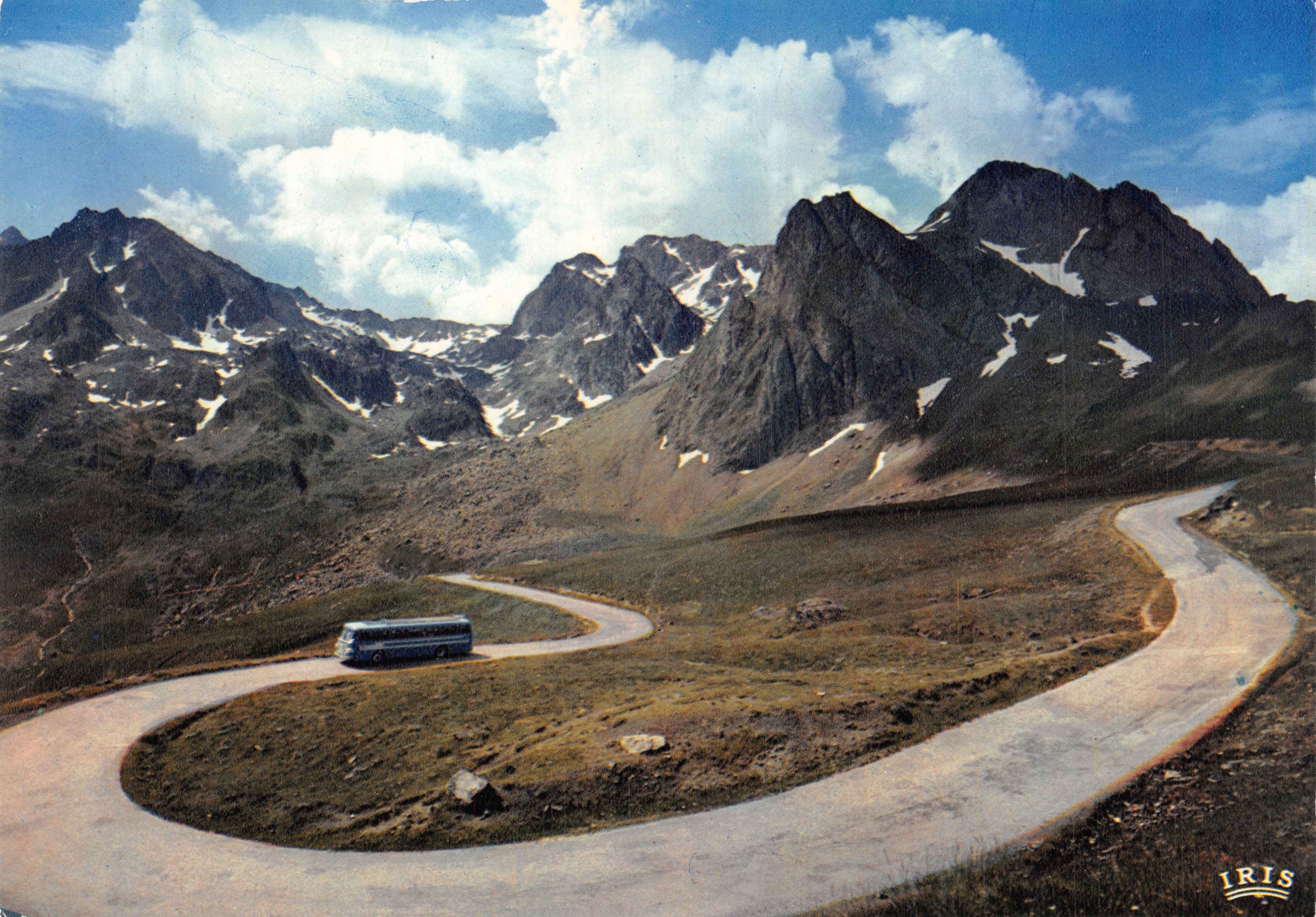 Il Col du Tourmalet — vista panoramica con autobus — editore IRIS