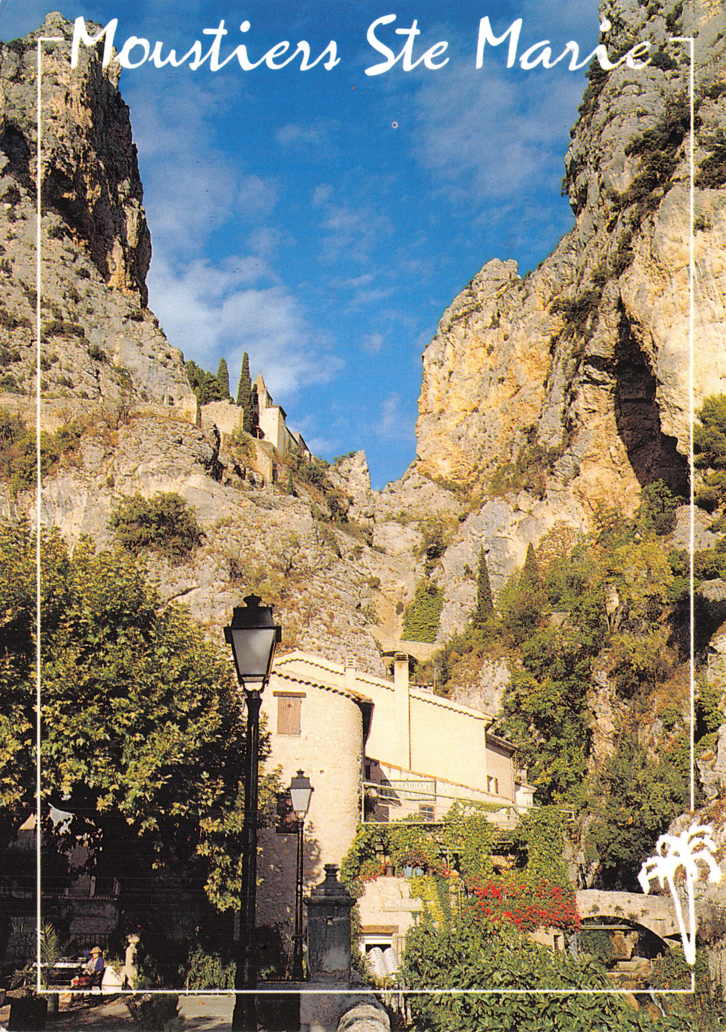Moustiers Sainte-Marie — vista del paese nascosto tra le scogliere, editore Editions La Provence et ses Charmes