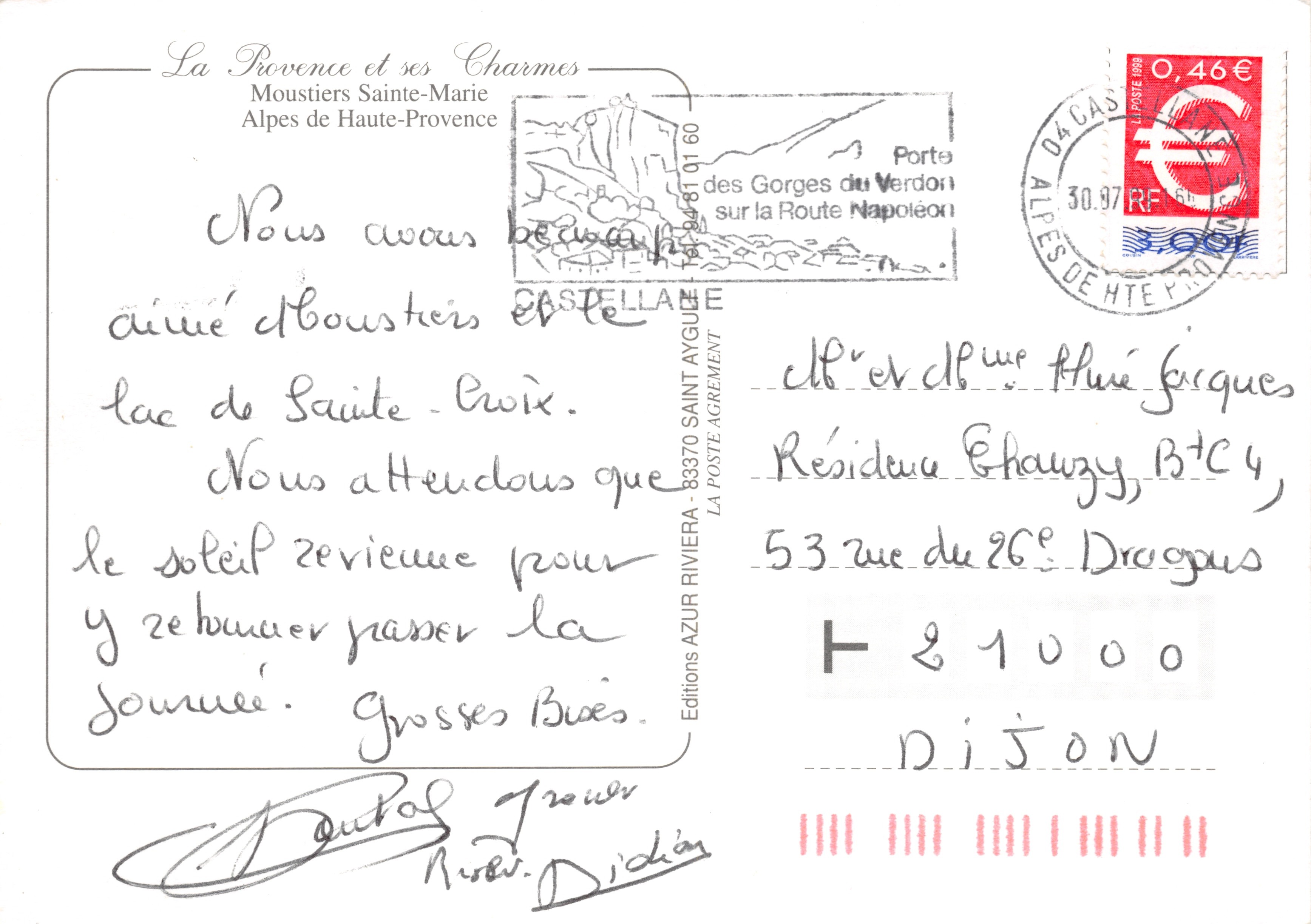 Moustiers Sainte-Marie — vista del paese nascosto tra le scogliere, editore Editions La Provence et ses Charmes — Verso