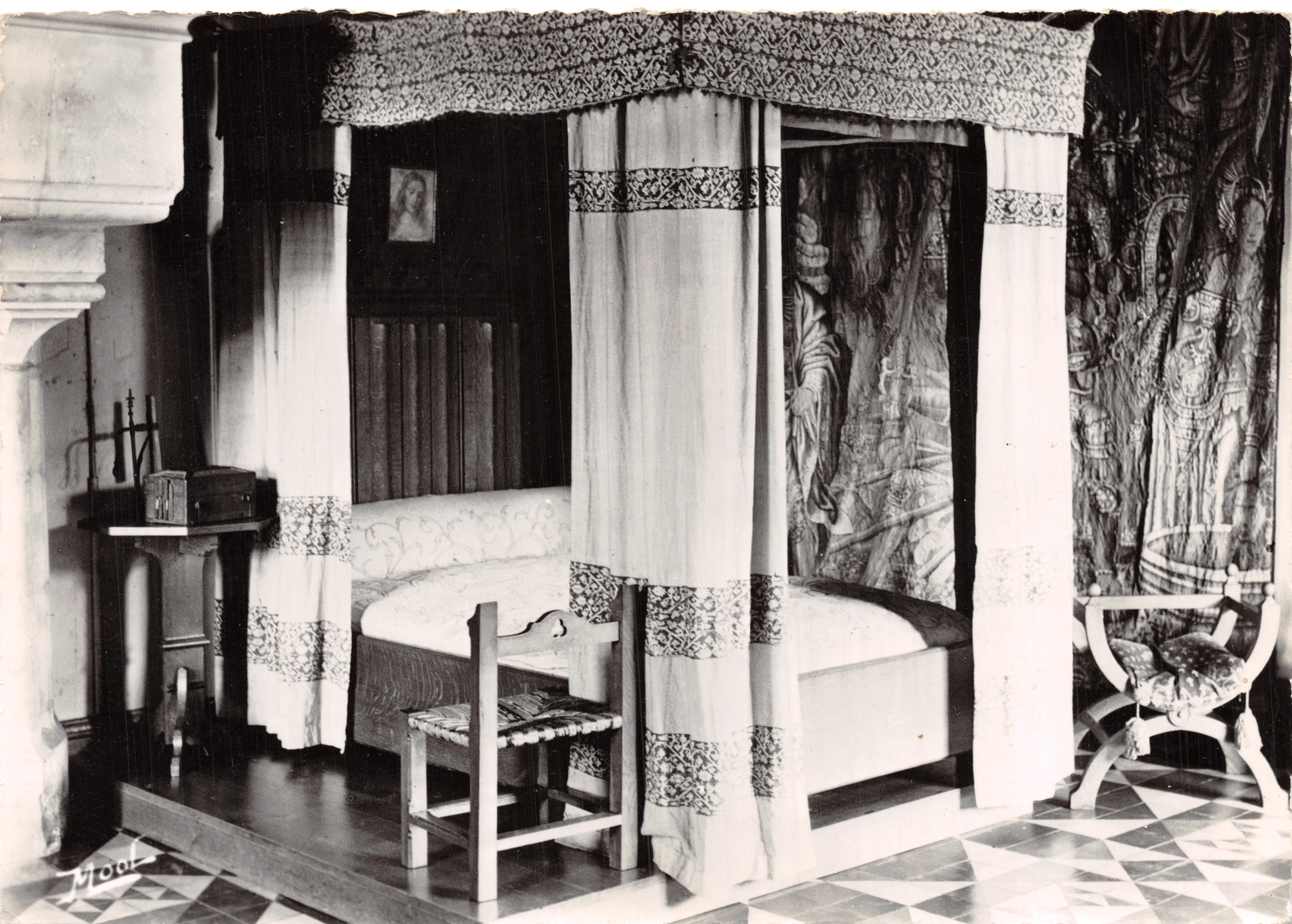 Chamber of the Langeais Castle — interior of the 15th century — publisher MOD, no. 37-F-4