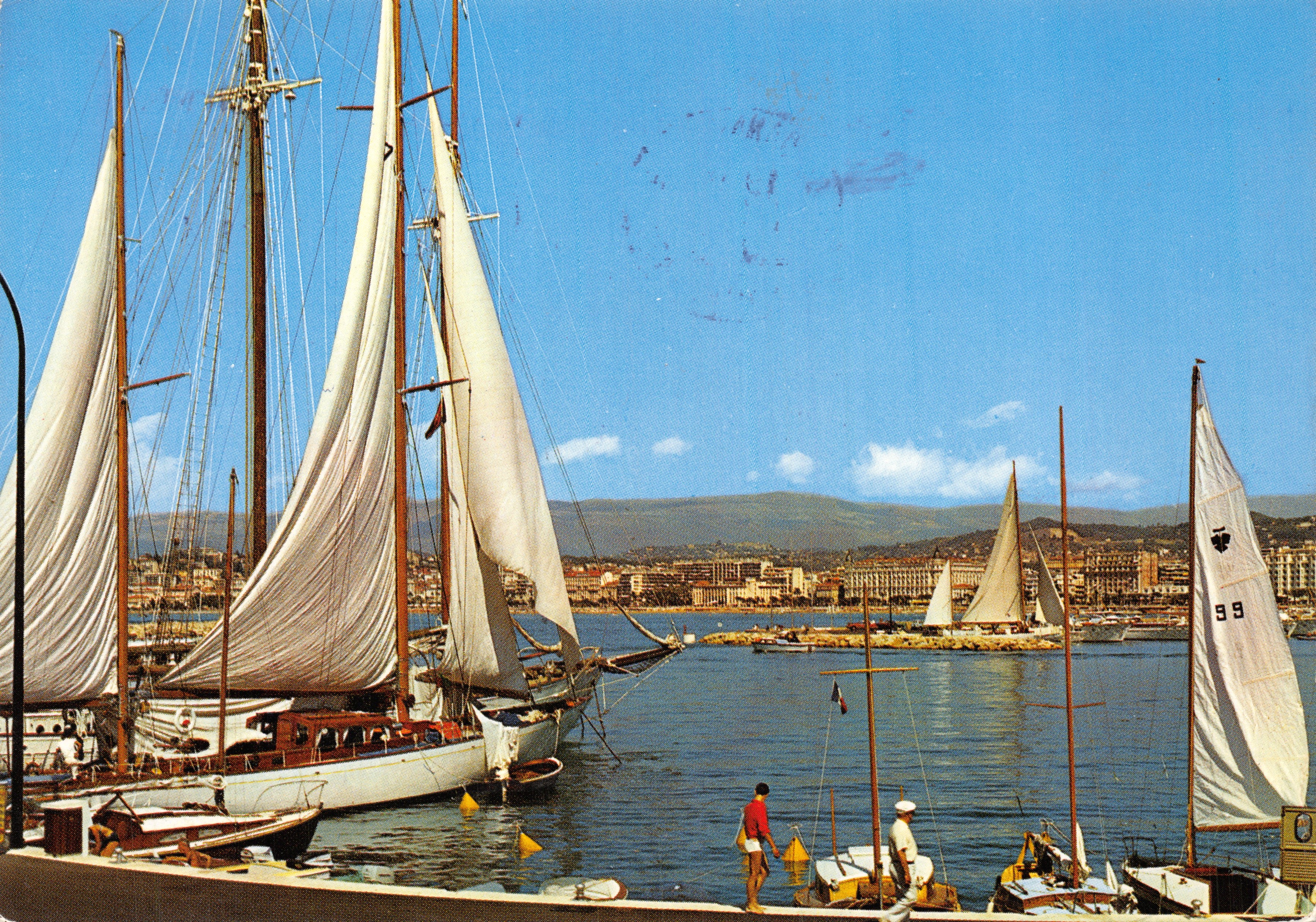 Cannes — Vue prise sur la Croisette depuis le nouveau Port Pierre Canto — Éditions d'Art Montluet, Nice, n°207