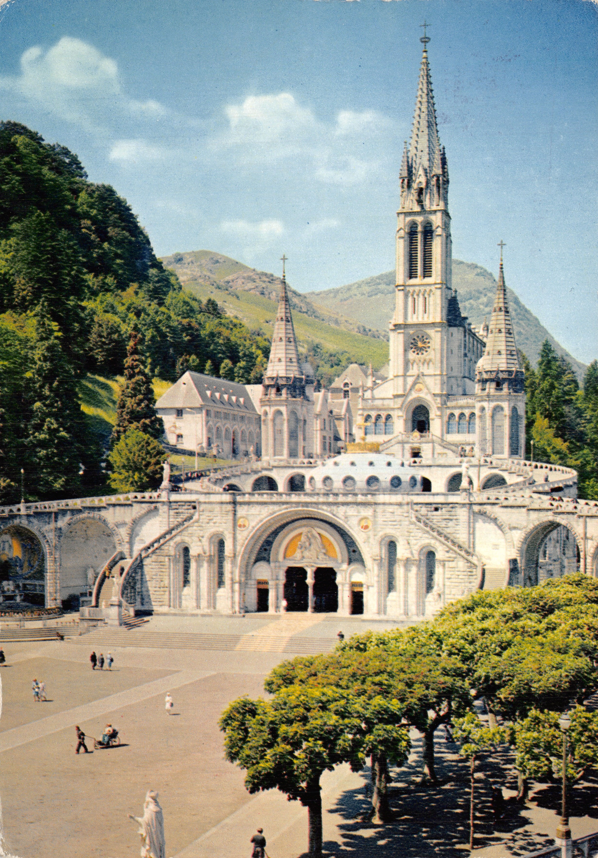 Lourdes — Basilique et l'Esplanade — Éditeur P. Doucet, pl. Peyramale
