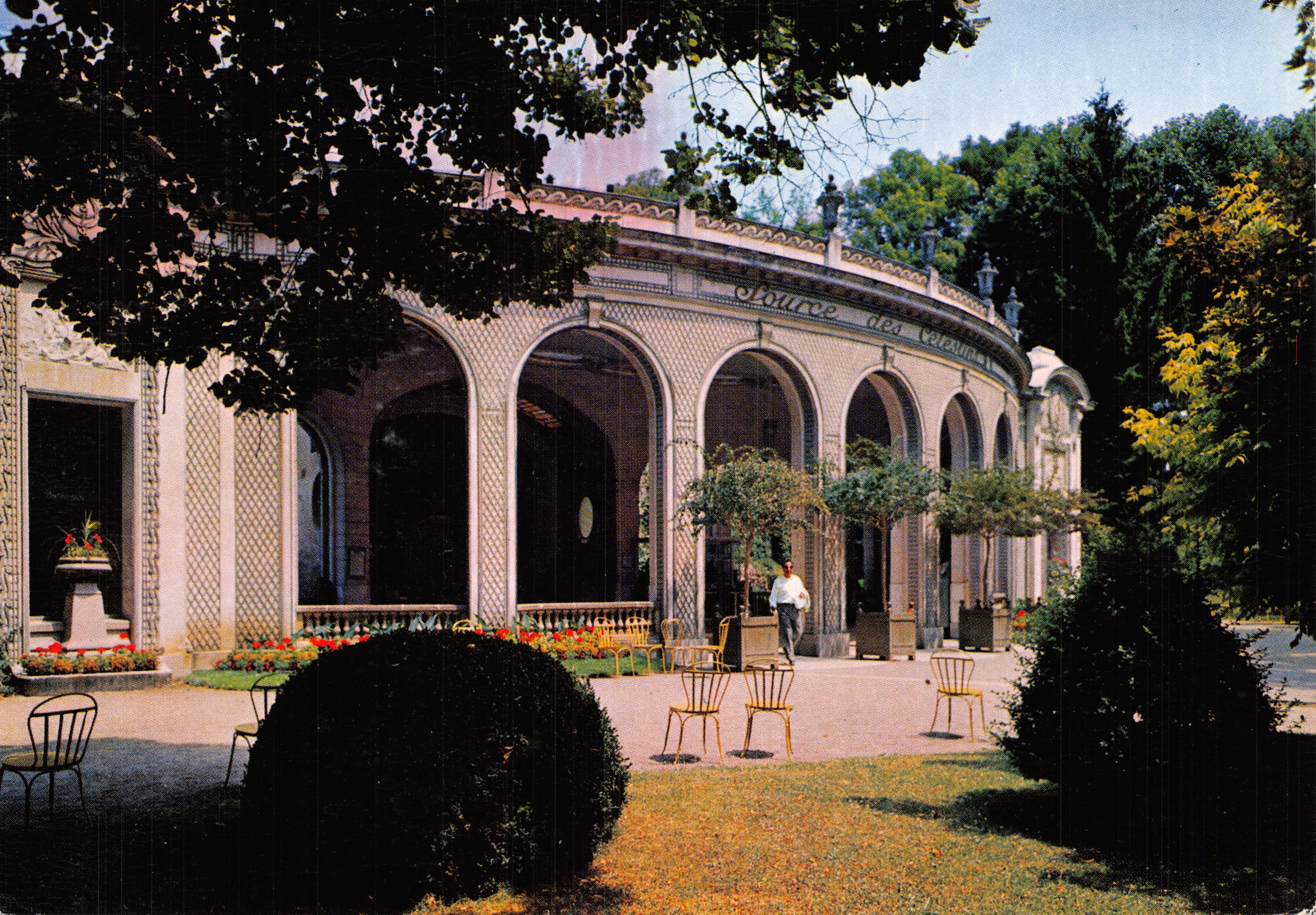 Source des Célestins — bâtiment à arcades orné — éditeur VICHY SANTÉ-VACANCES
