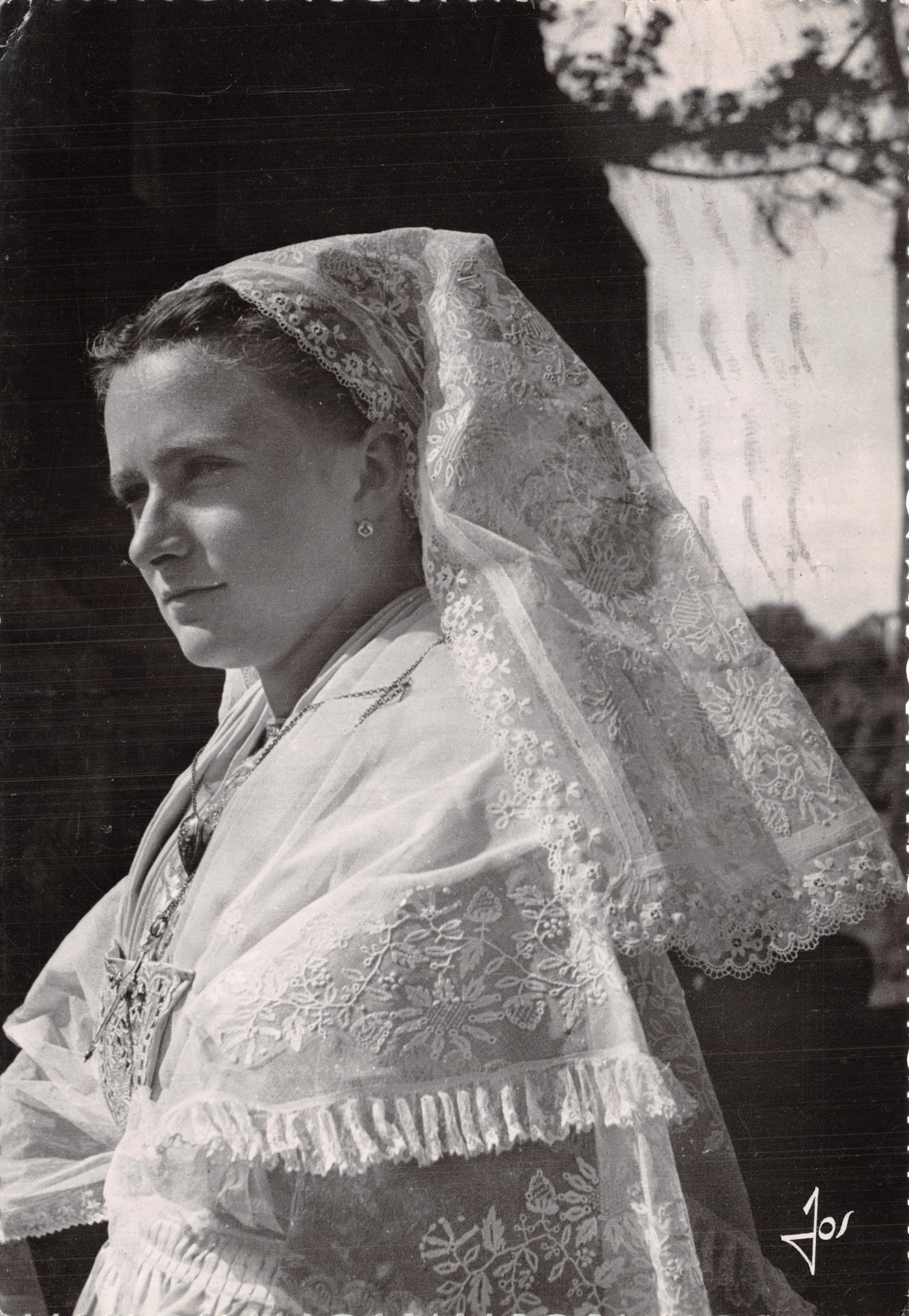 Jonge vrouw uit Plouneour-Trez — in ceremonieel kleding — Éditions d'Art JOS, Le Dcaré, Châteaulin