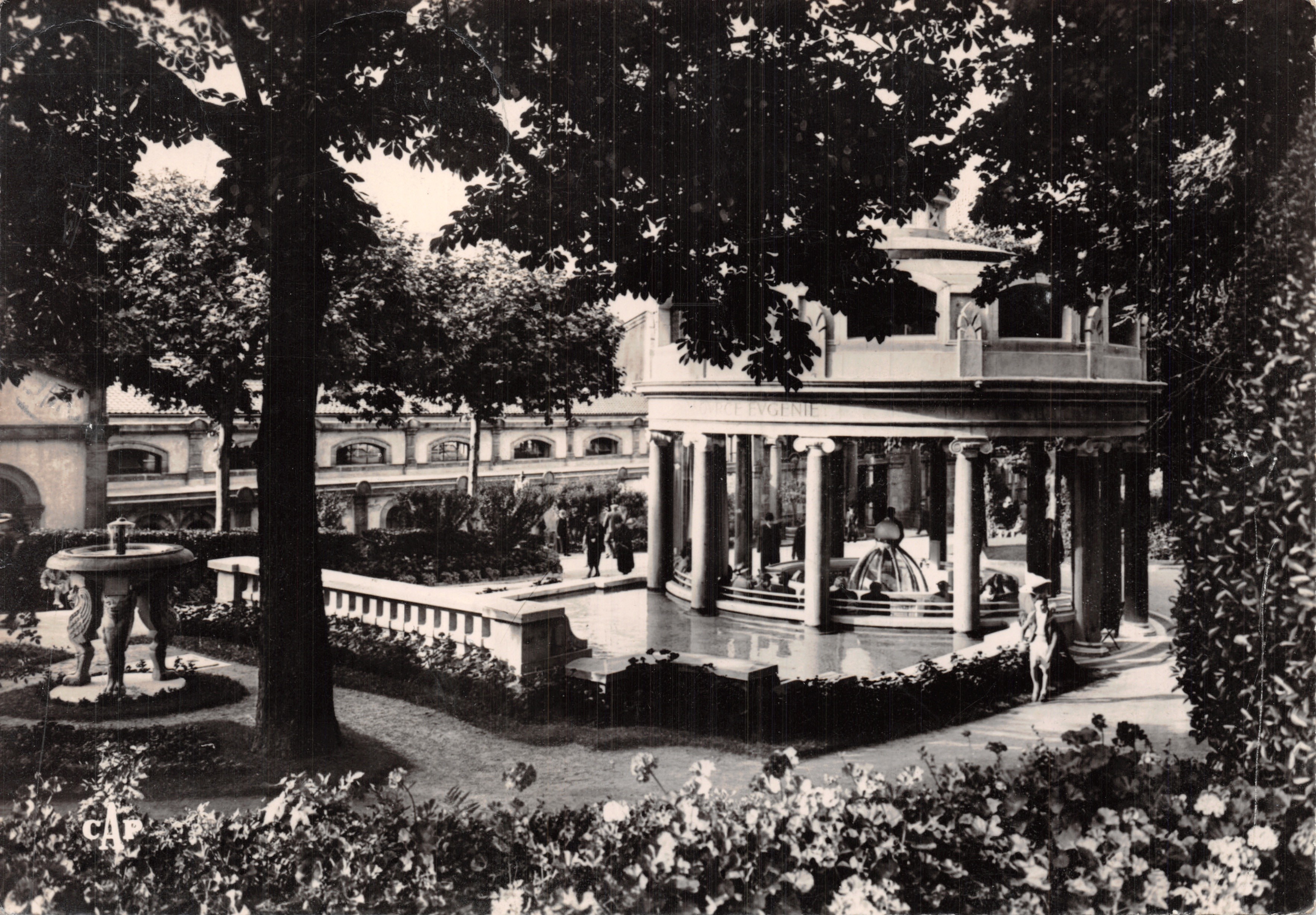 La Source Eugénie — jardin orné de fontaines et de colonnades — éditeur C.A.P. (51) « REAL-PHOTO » C.A.P. - PARIS