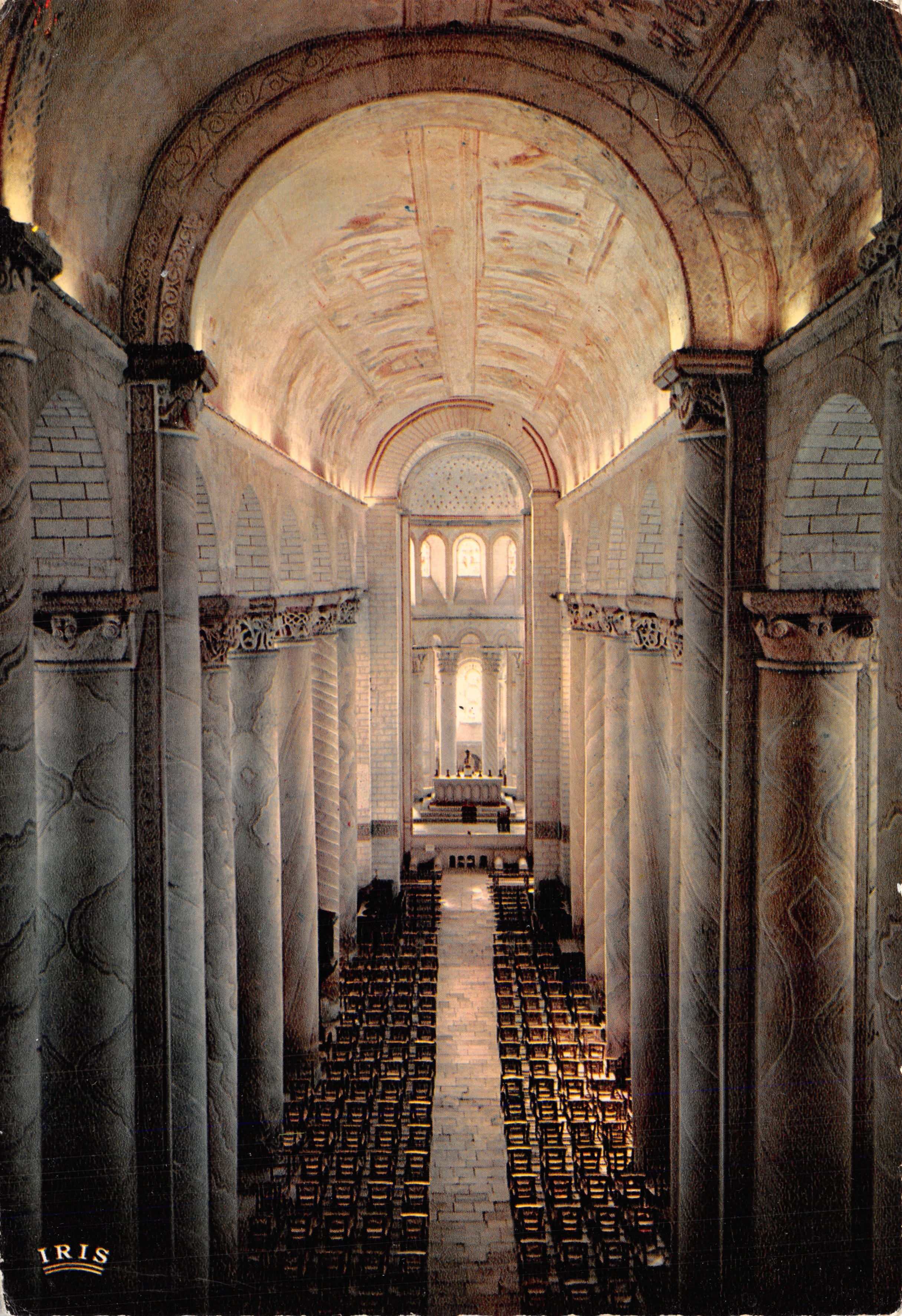 Iglesia románica de Saint-Savin — interior con nave y columnas talladas — editor IRIS