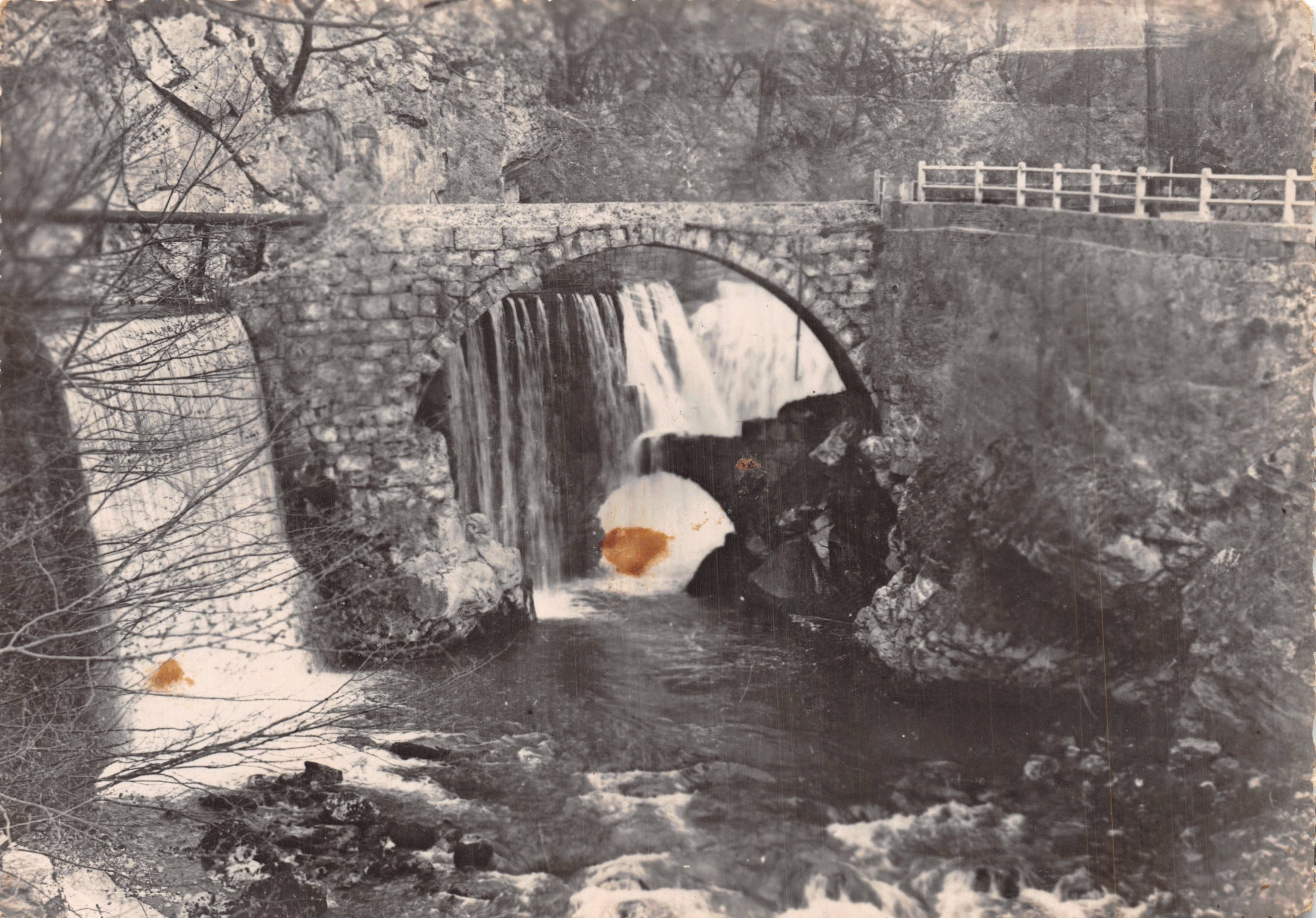 Los viejos puentes de Fourvoirie — en las Gorges du Guiers Mort — Éditions J. CellaRD