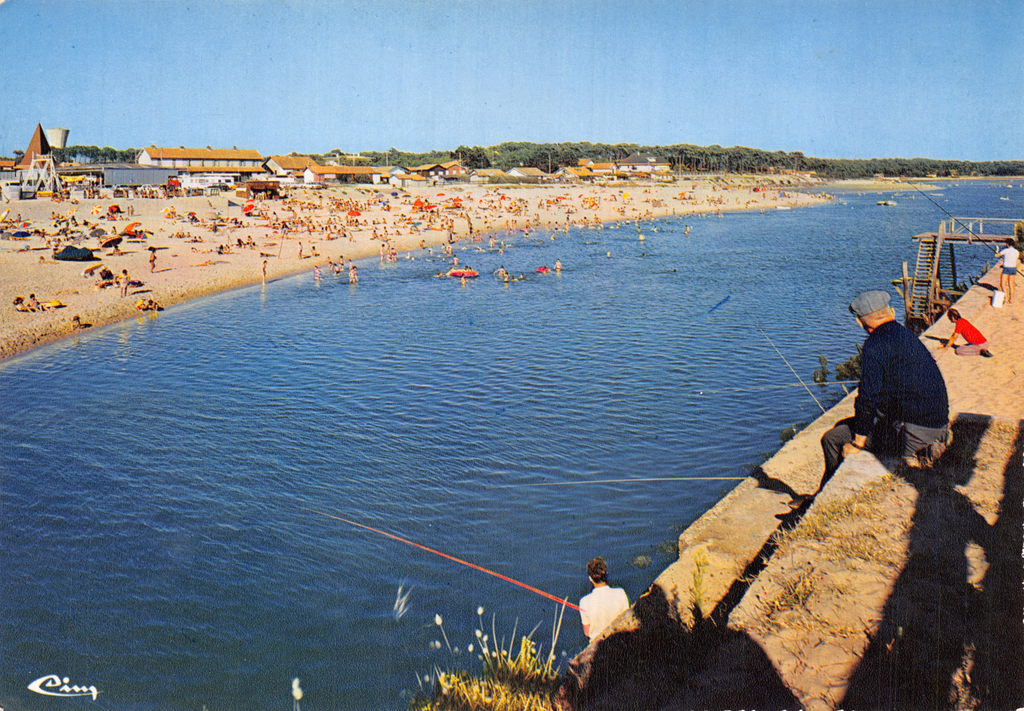 Plage de la Zone — vista del muelle con pescadores — editor Cing
