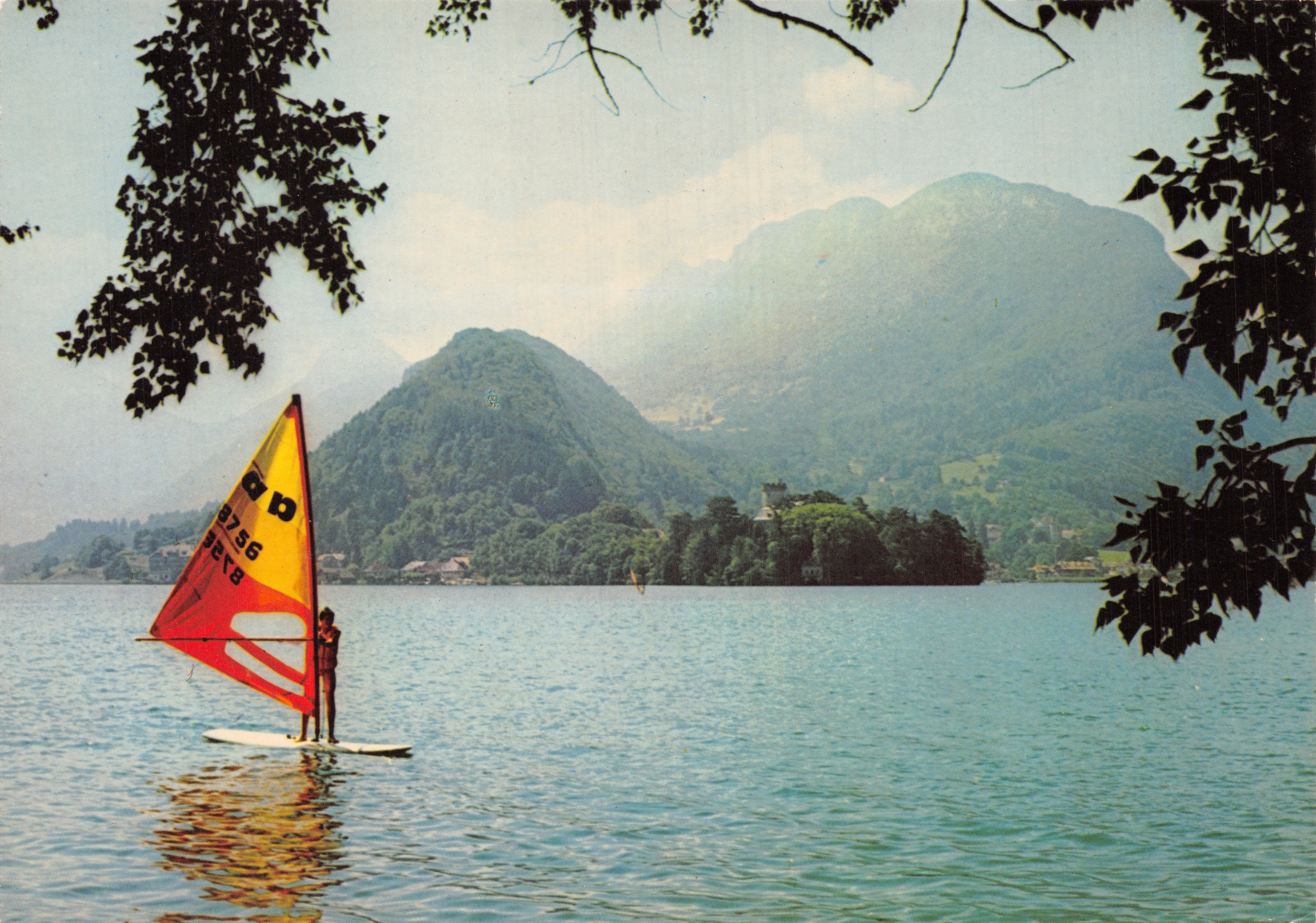 Sailboard en el lago — vista del lago de Annecy con montañas en el fondo — Éditions Gil, Cliché Gardet SA
