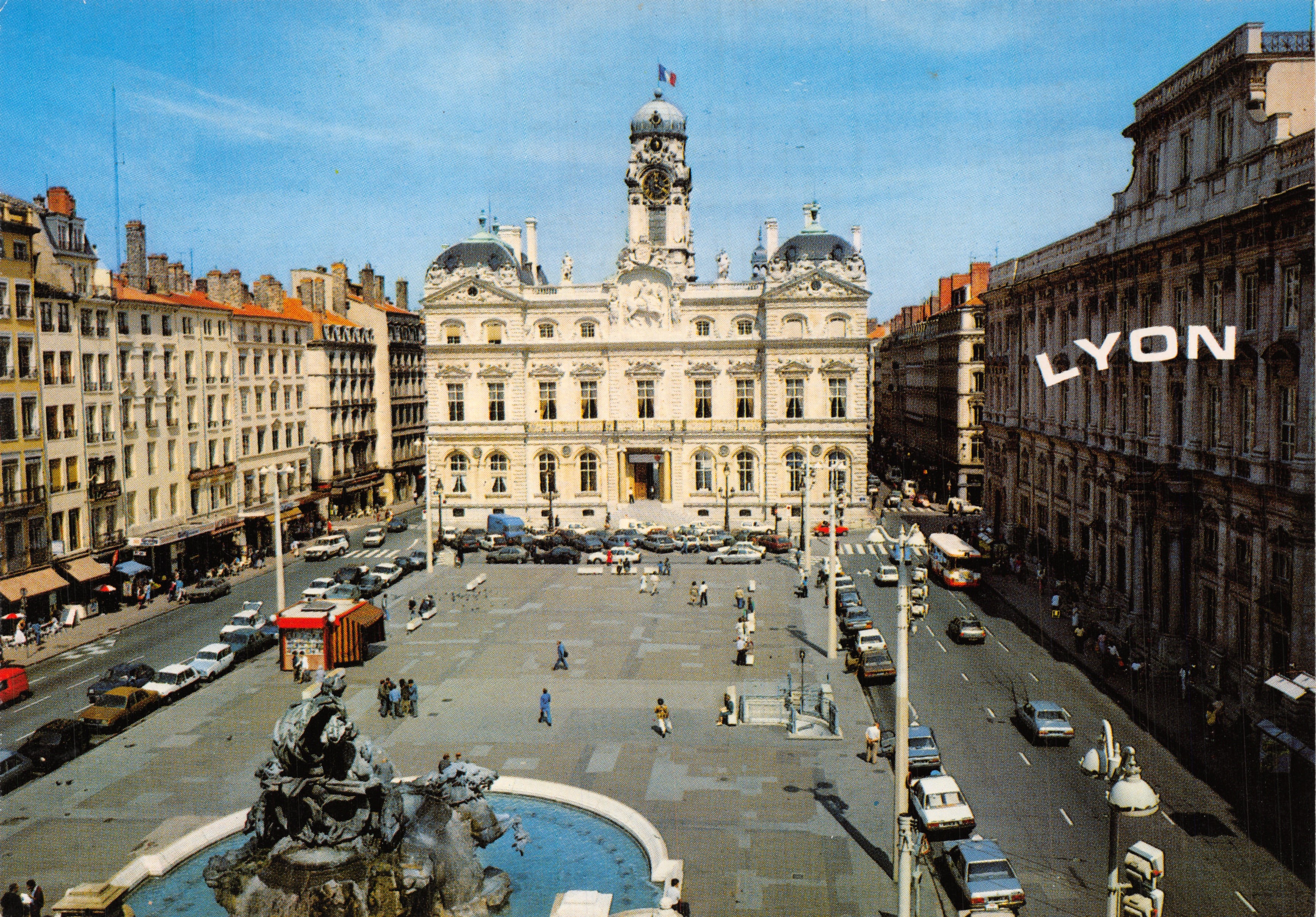 Place Bellecour — Ayuntamiento y Fuente Bartholdi — Editions J. CELLARD