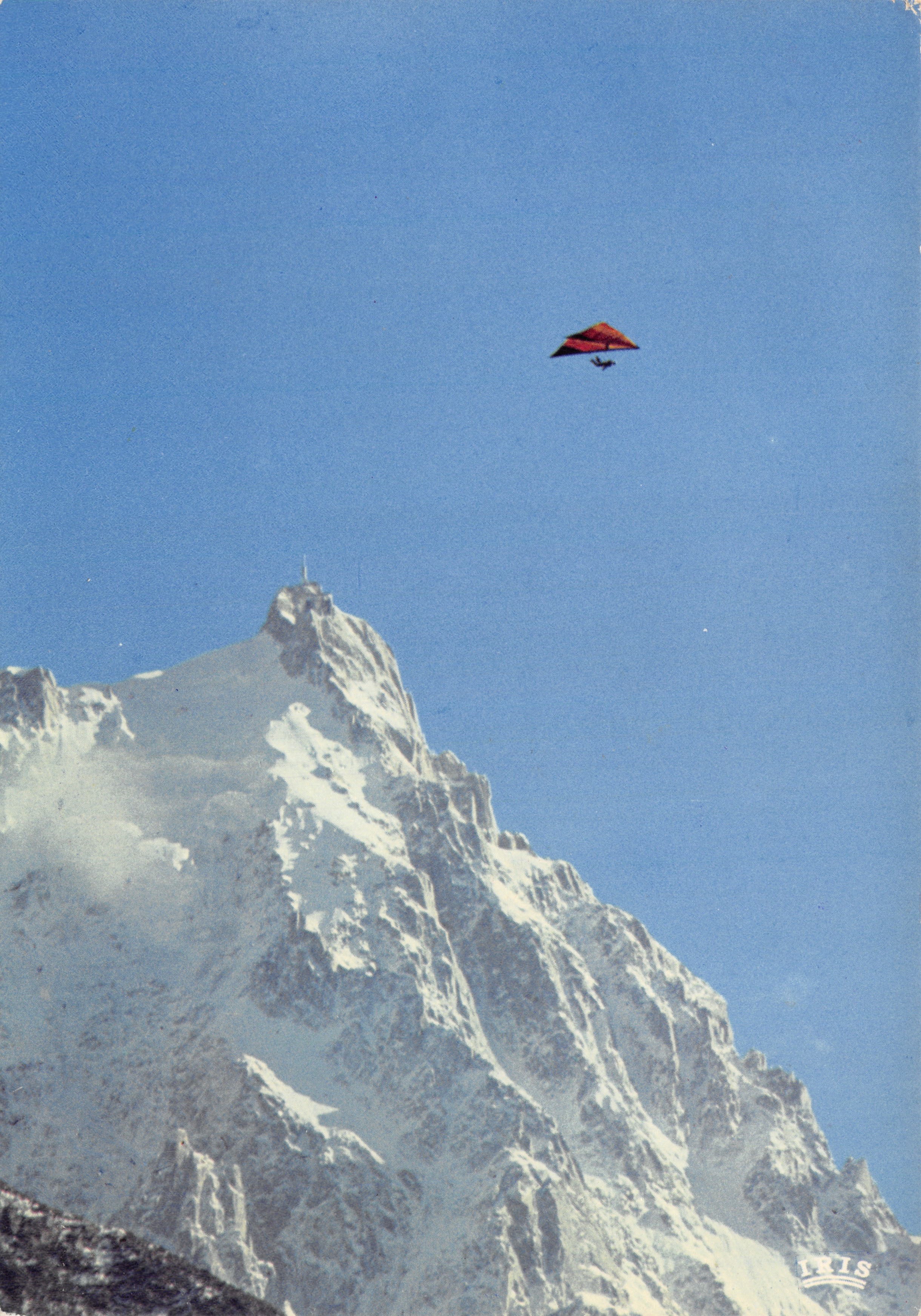 Aiguille du Midi — montagna innevata con parapendio in volo — editore IRIS