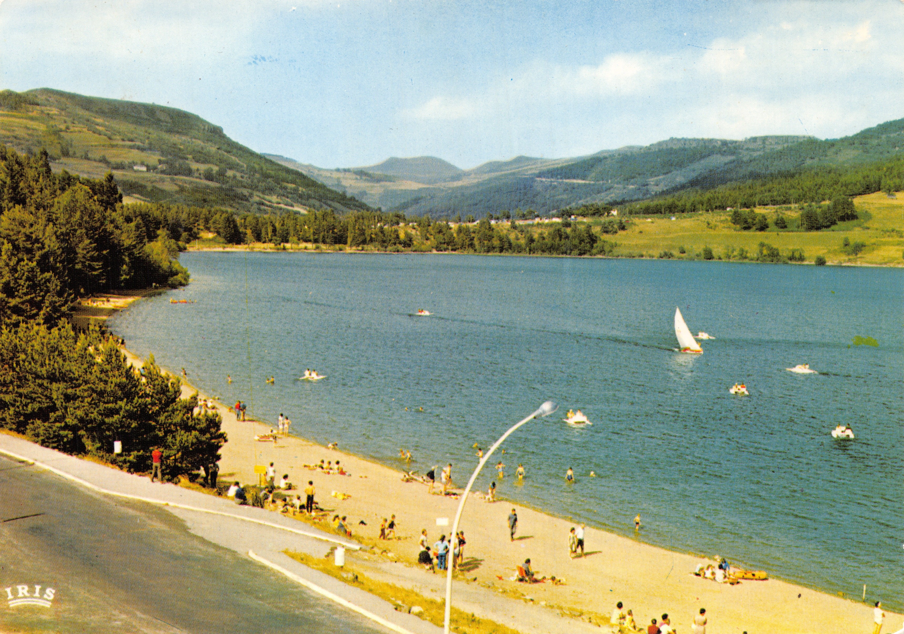 Lac d'Issarles — vue de la plage avec montagnes en arrière-plan — éditeur IRIS