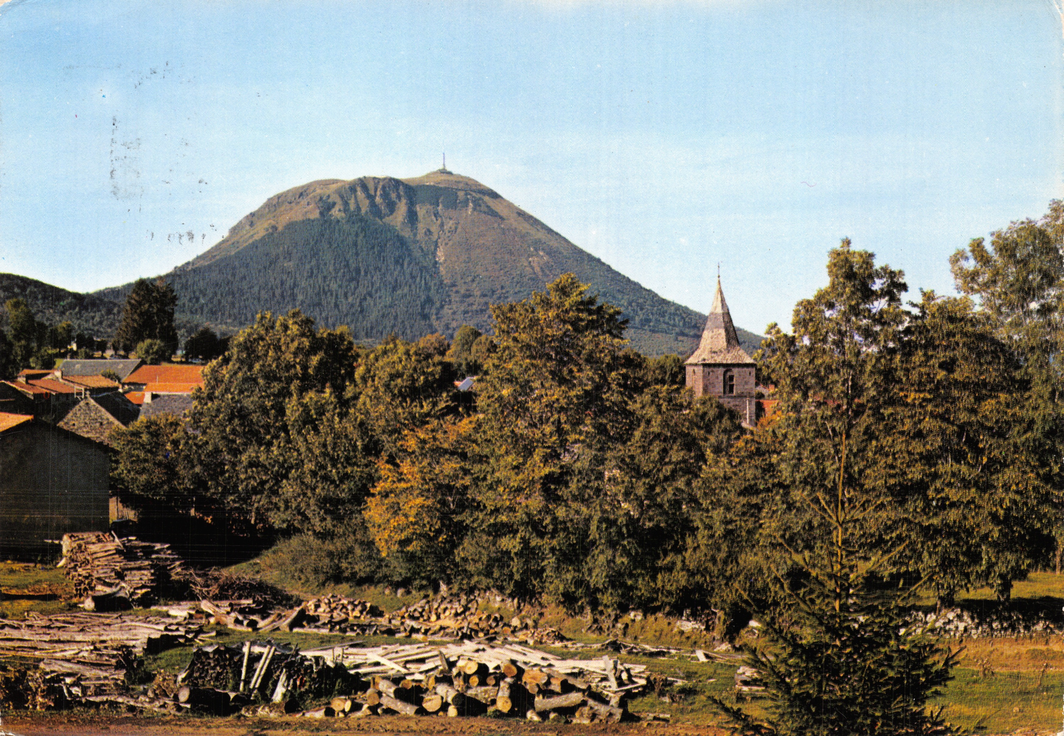 Le Puy de Dôme — vista del pueblo de Laschamp — editor L'Auvergne Touristique