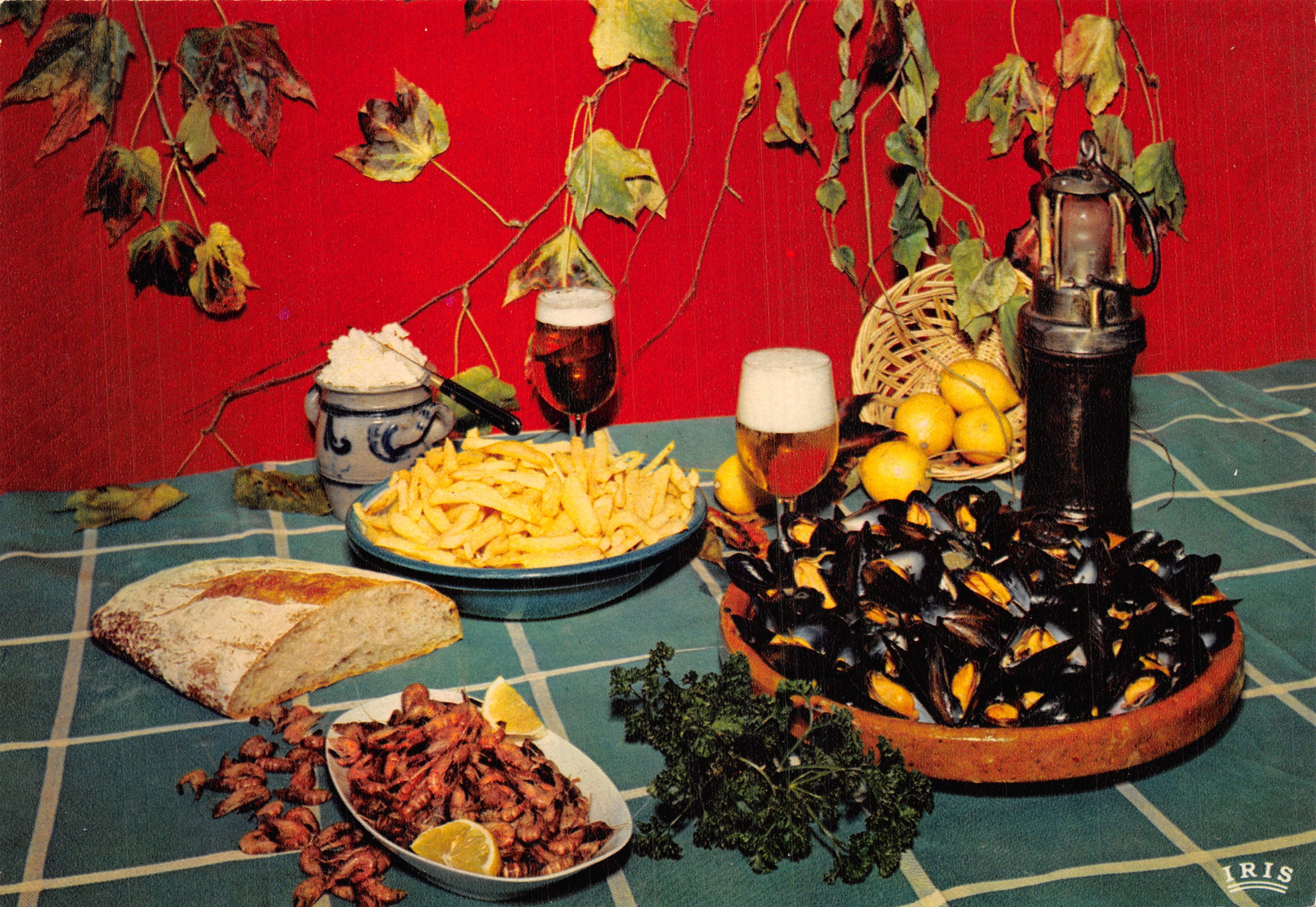 Comida de otoño — escena de mesa con almejas, patatas fritas y cerveza — editor IRIS