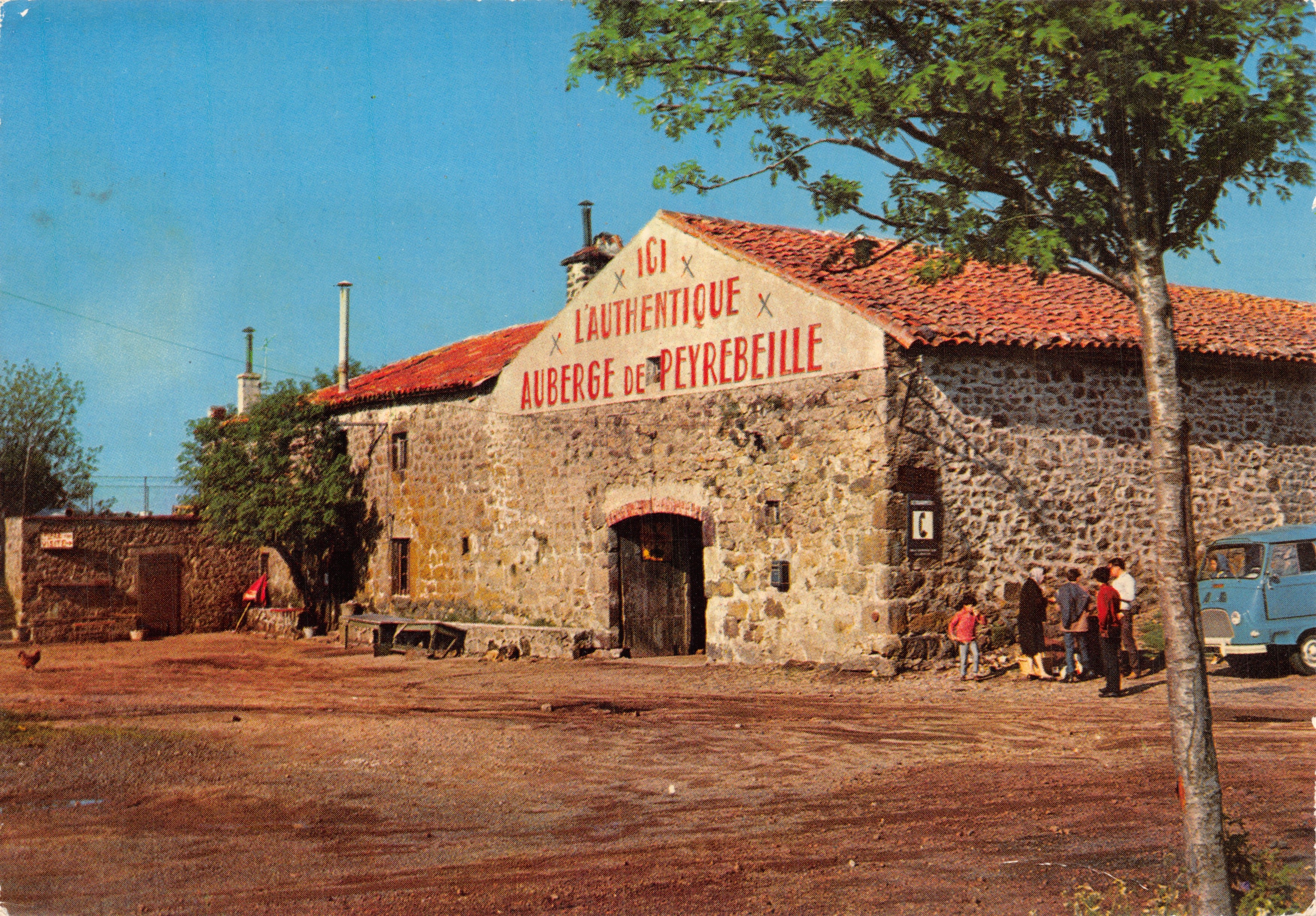 Posada de Peyrebeille — edificio de piedra con inscripción « ICI LAUTHENTIQUE AUBERGE DE PEYREBEILLE » — Éditions J. CELLARD