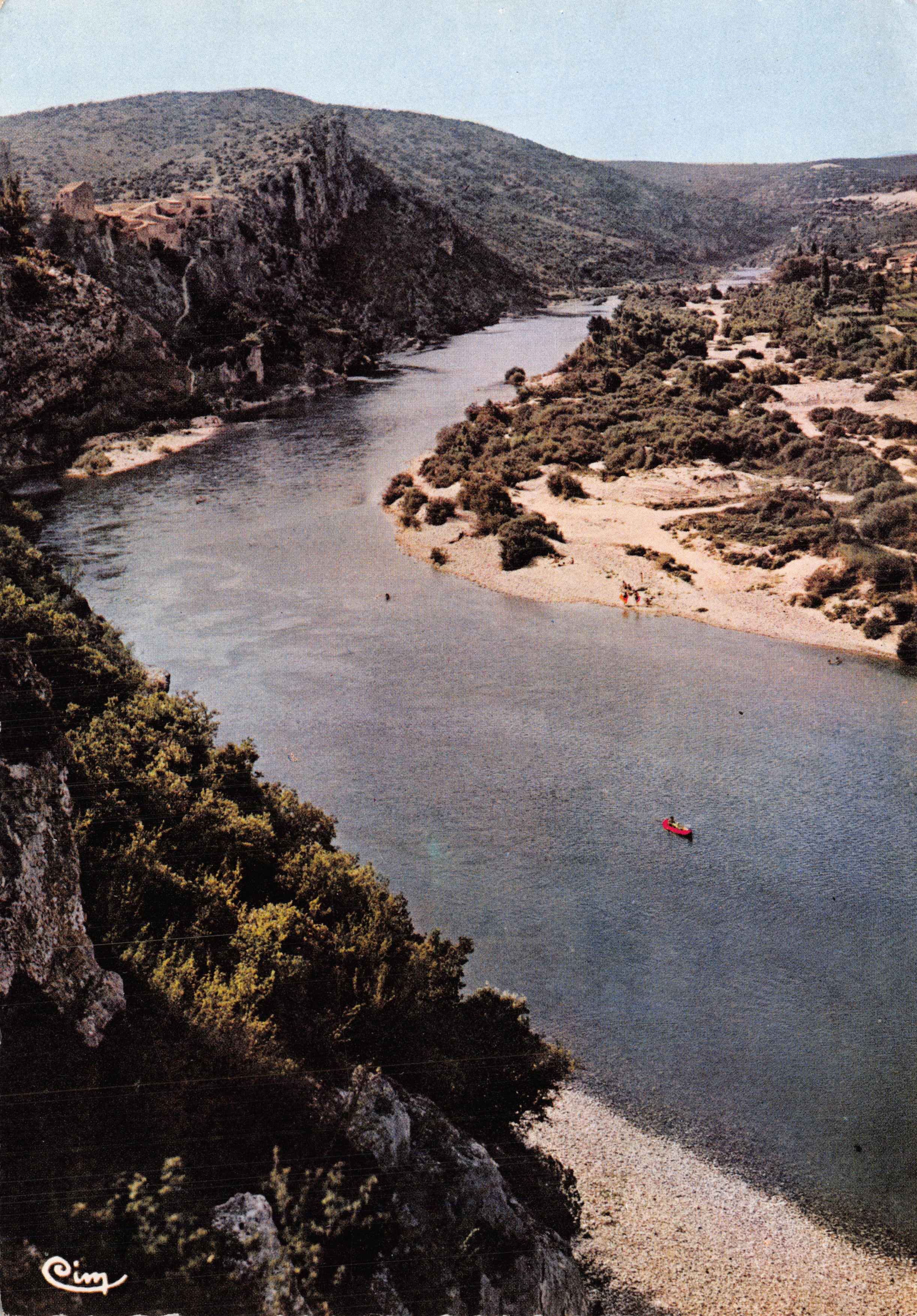 Gorges van de Ardèche — panoramische uitzicht met het dorp Aiguèze — Cim