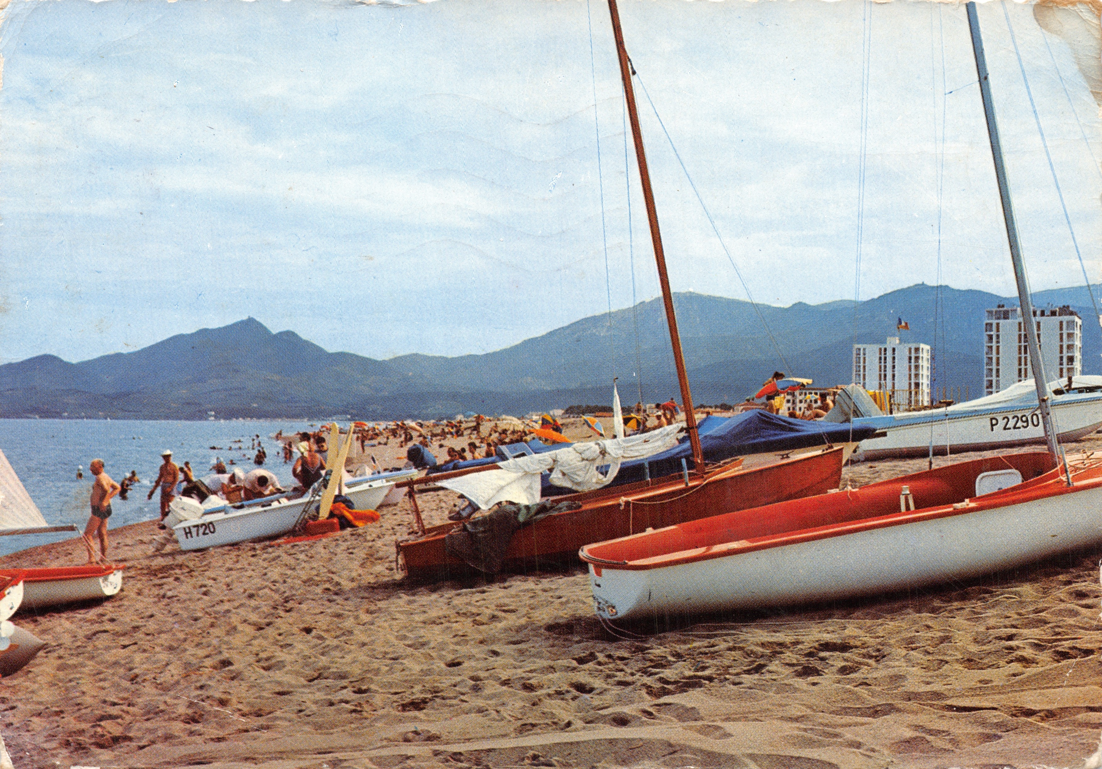 Strand von Argeles-sur-Mer — Segelboote auf dem Sand, Berge im Hintergrund — Éditions S. Audumares, PAP