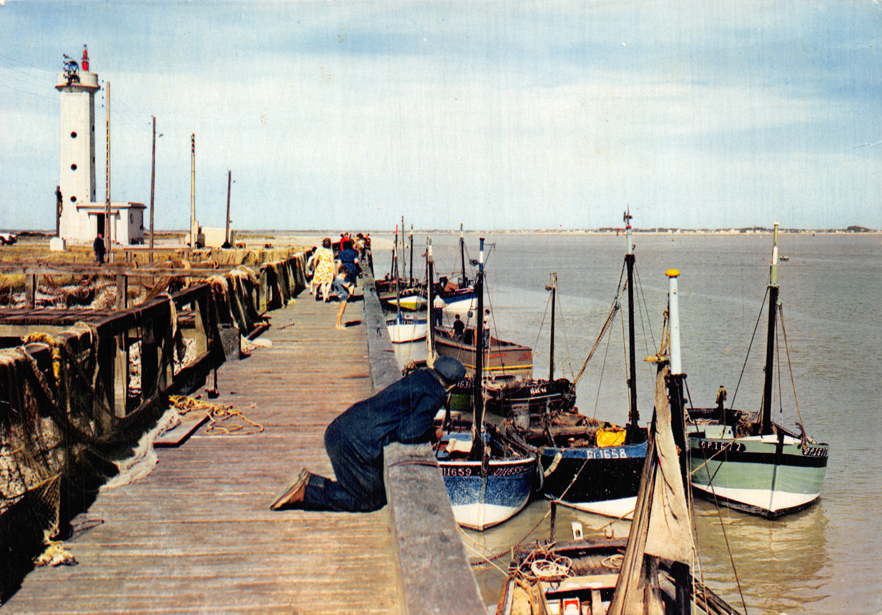 Phare de Cavaillon-sur-Mer — quai de pêche avec bateaux et filets — éditeur ARTAUD Frères, NANTES