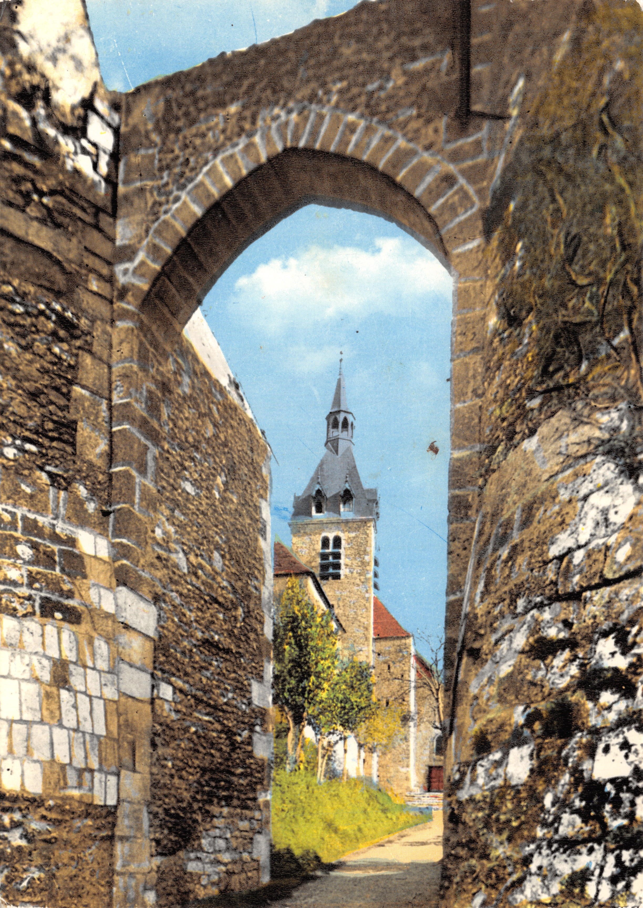Châteaurenard (Loiret) — L'ancien porche du château et l'église — Reproduction Interdite - © by spadem - 45.083.00.0017