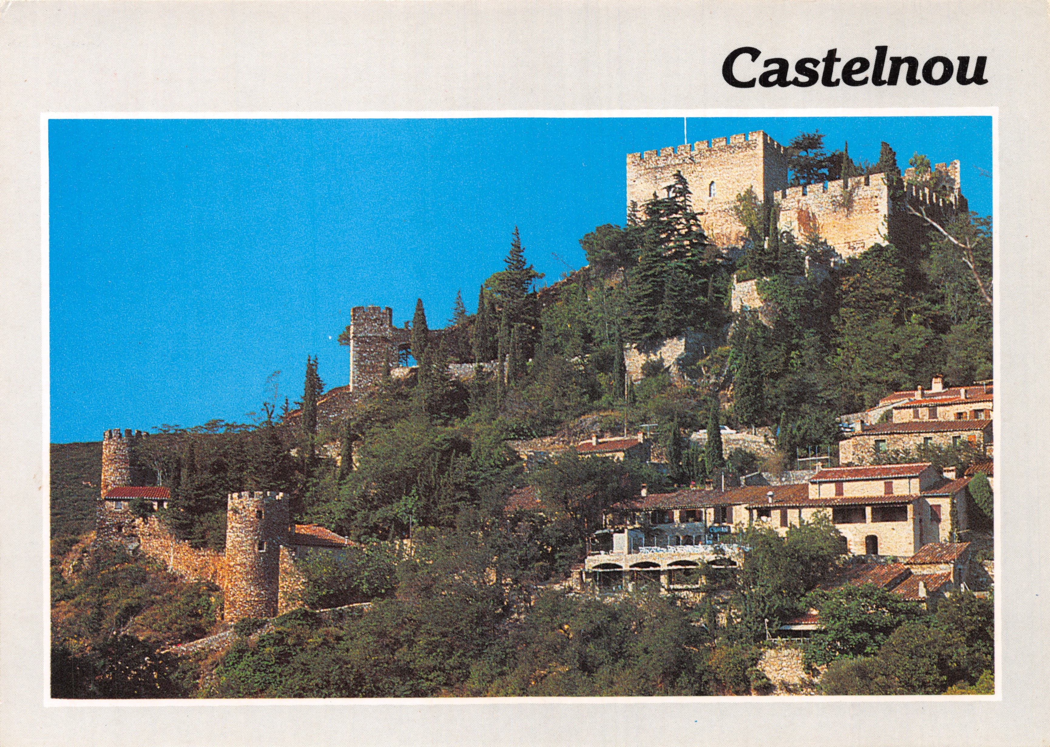 Castelnuou — medieval village with castle and towers — Éditions et Impressions Combot-Macon