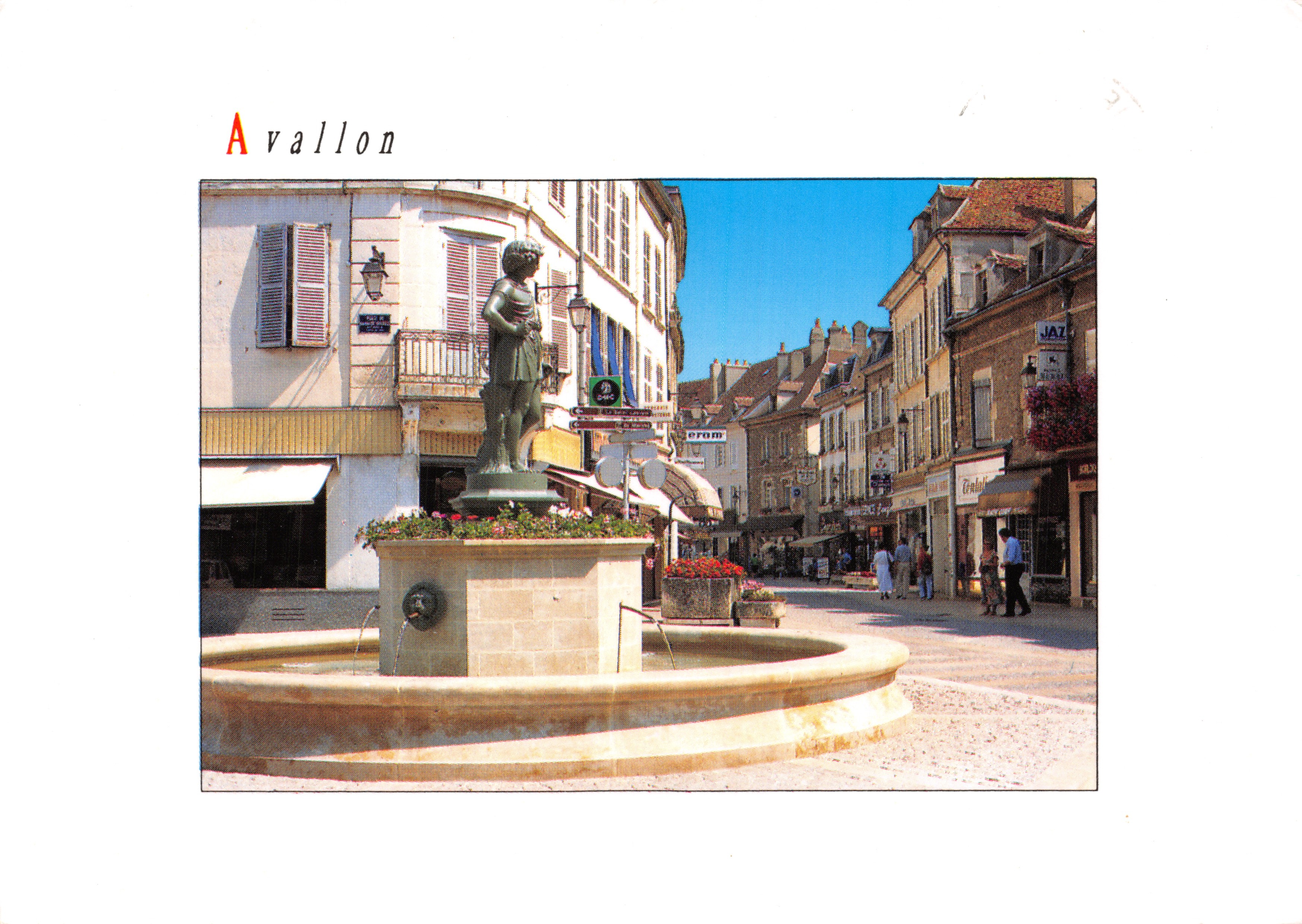 Avallon — Place du Général de Gaulle avec fontaine et statue — Éditions Nivernaises