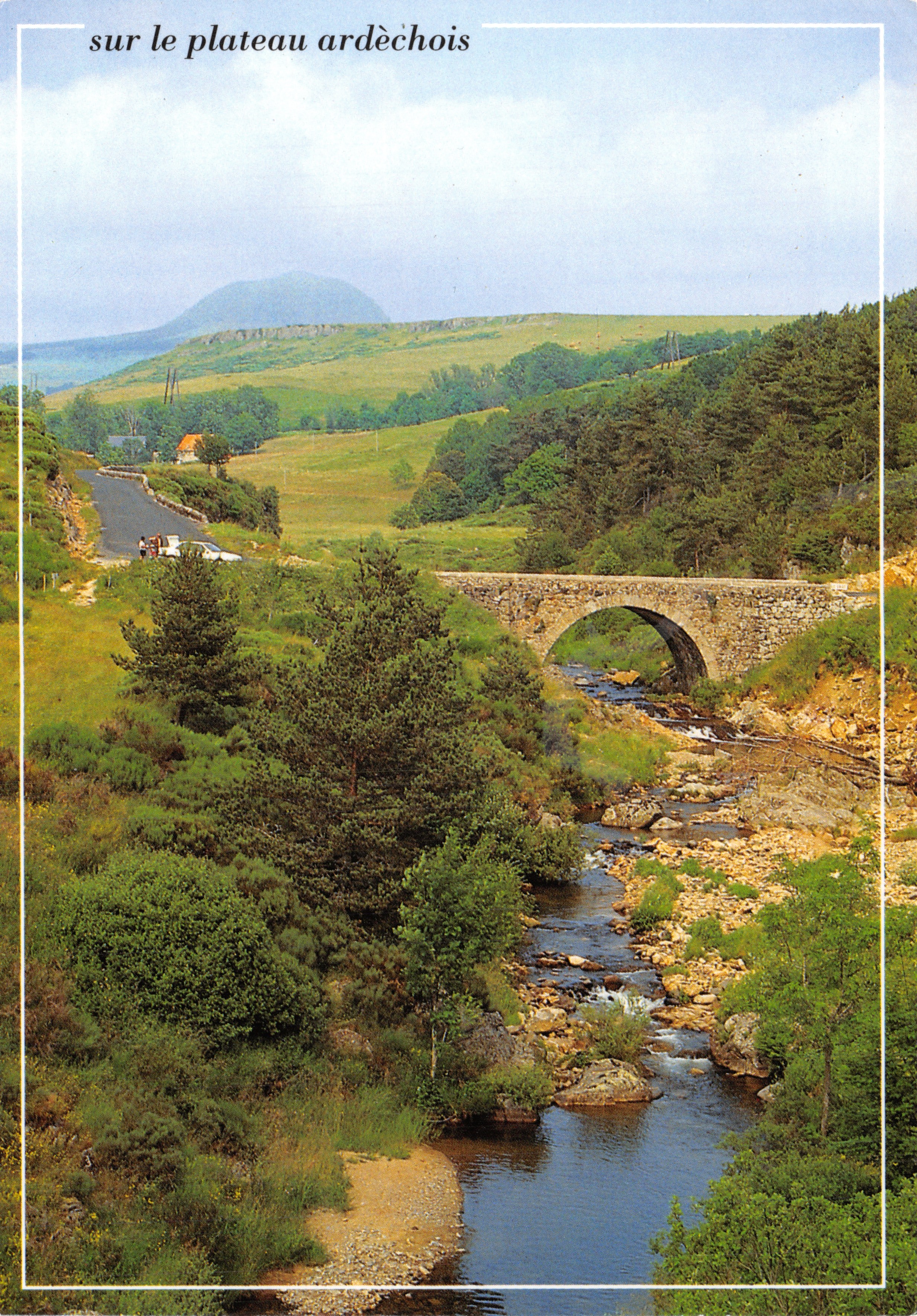 Paysage sur le plateau ardèchois — pont en pierre au-dessus d'un ruisseau — Images de l'Ardèche