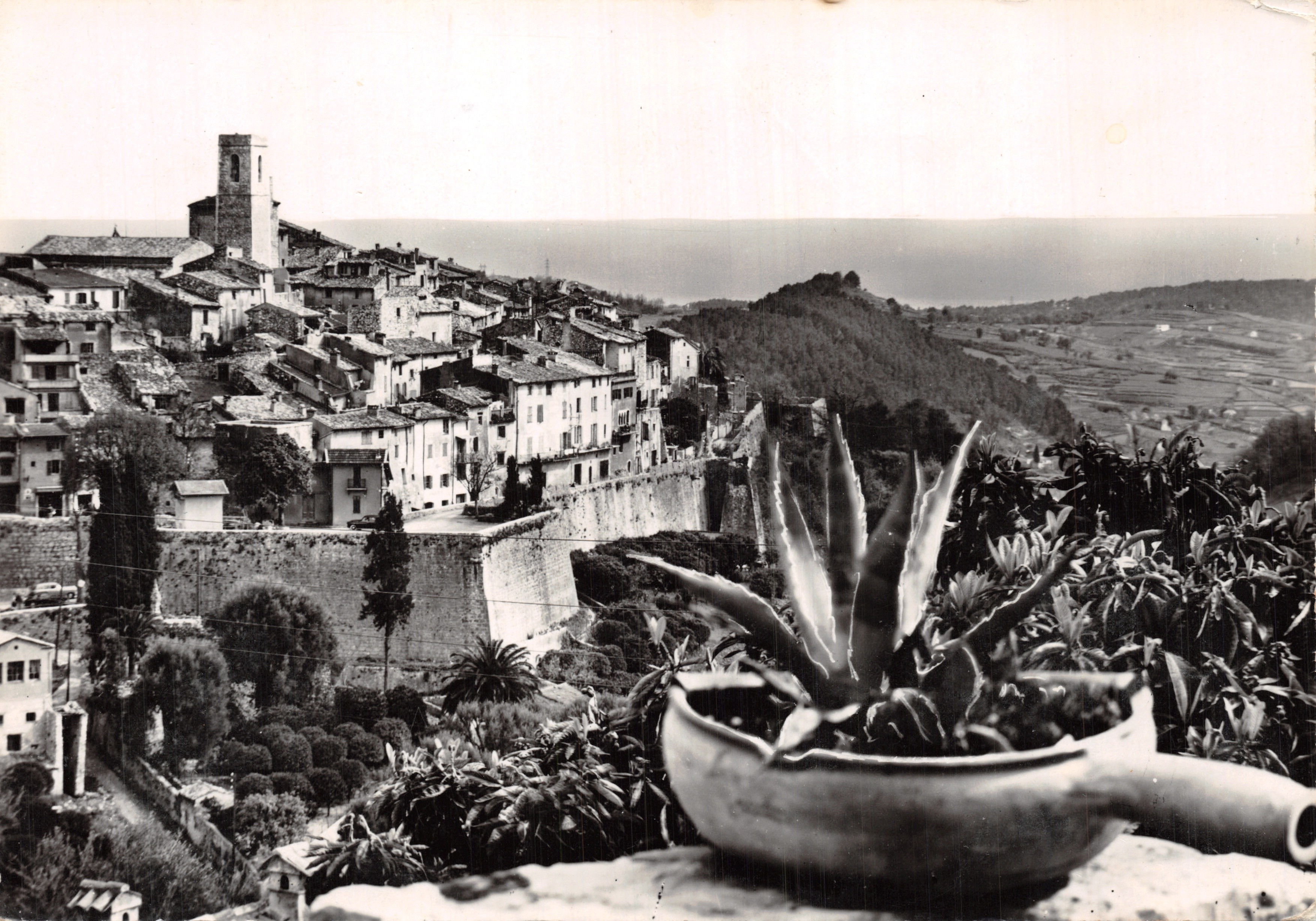 Saint-Paul-de-Vence — vue générale avec édifice religieux et vue sur la mer — Les Editions Baux, n° 87